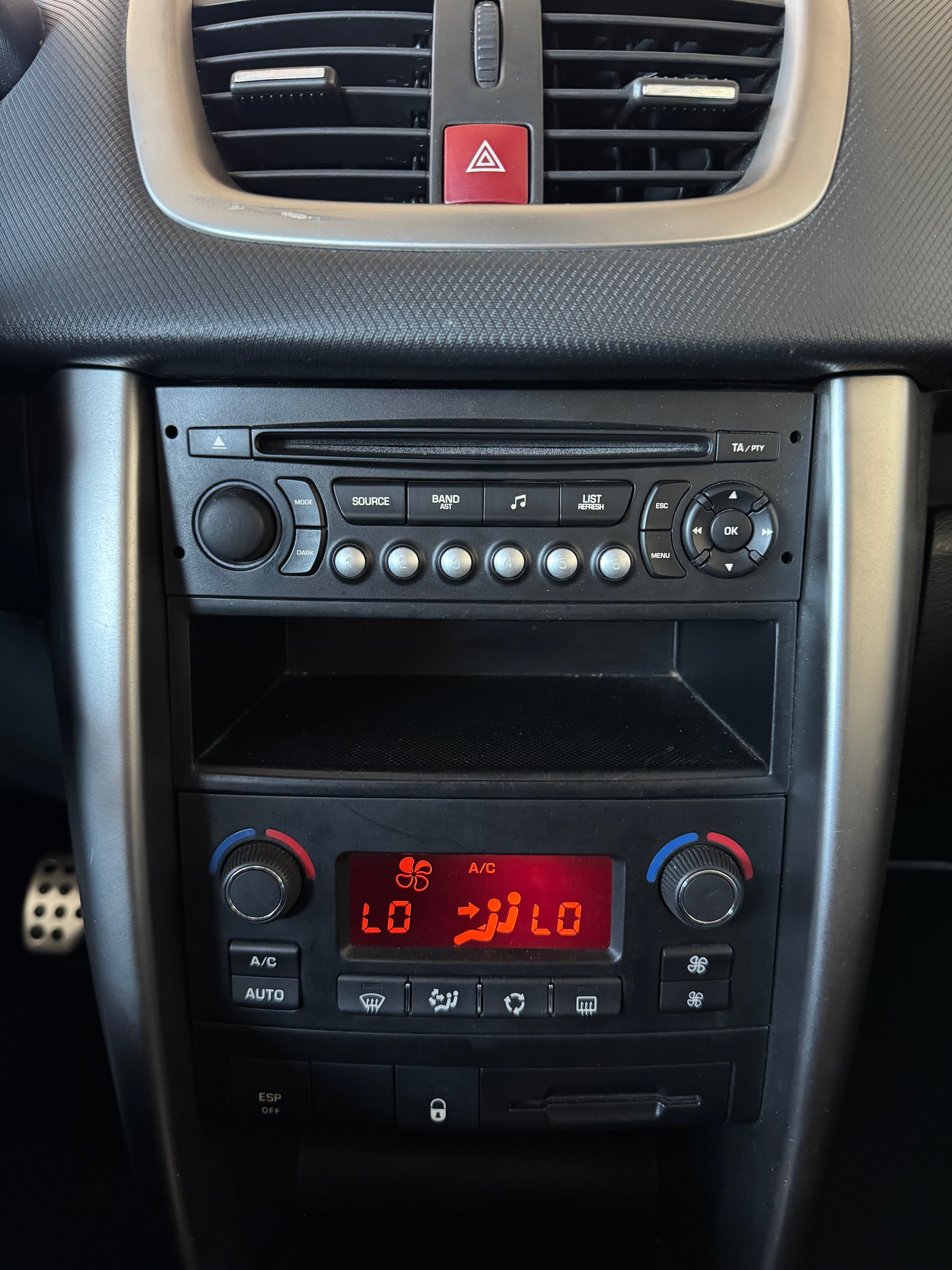 PEUGEOT 207 CC 1.6 16V Turbo Swiss Edition-image-18