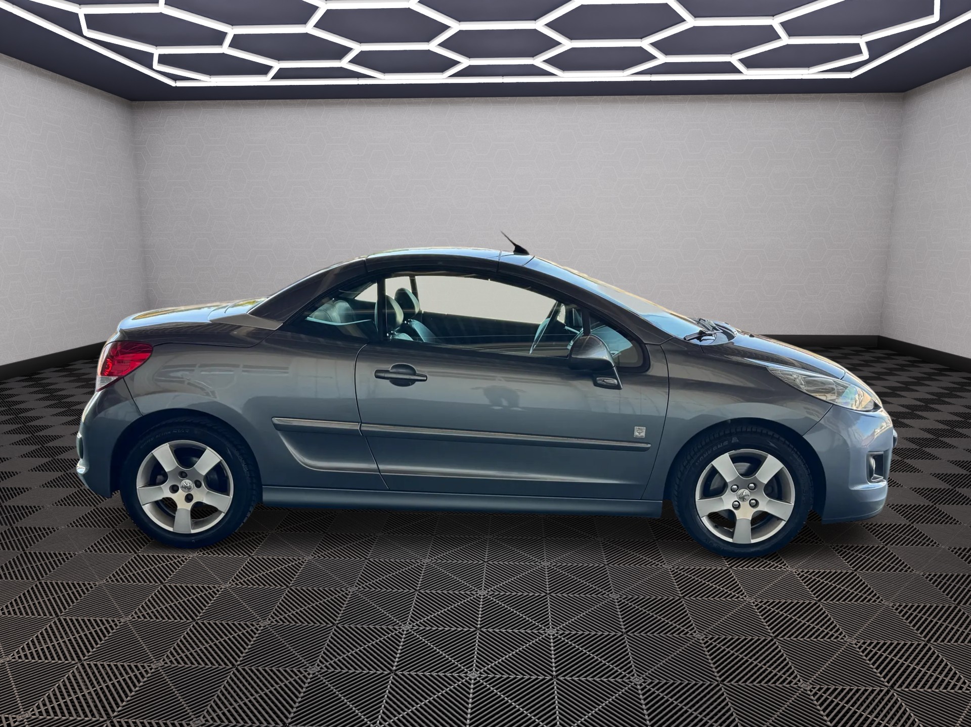 PEUGEOT 207 CC 1.6 16V Turbo Swiss Edition-image-5