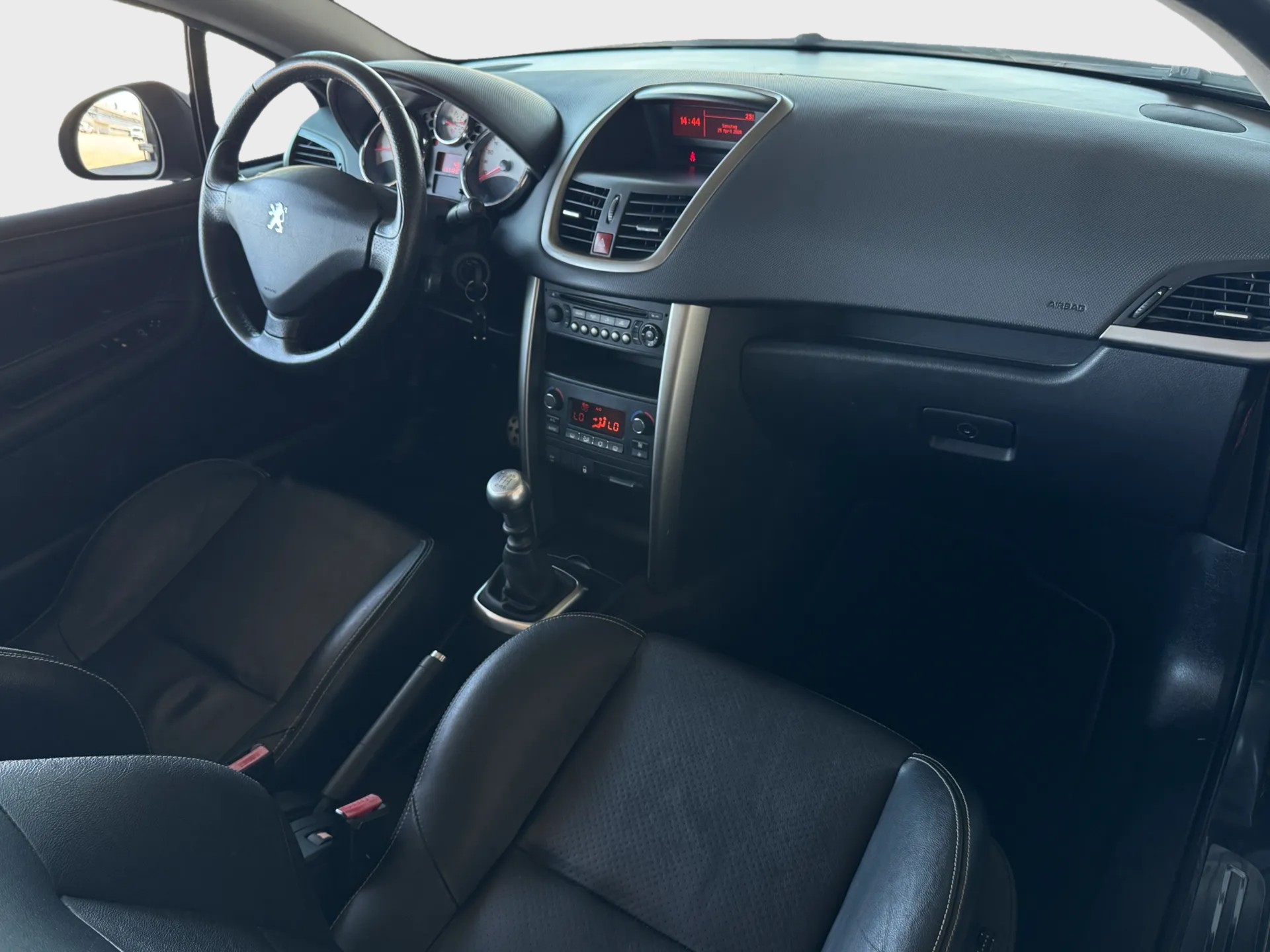 PEUGEOT 207 CC 1.6 16V Turbo Swiss Edition-image-13