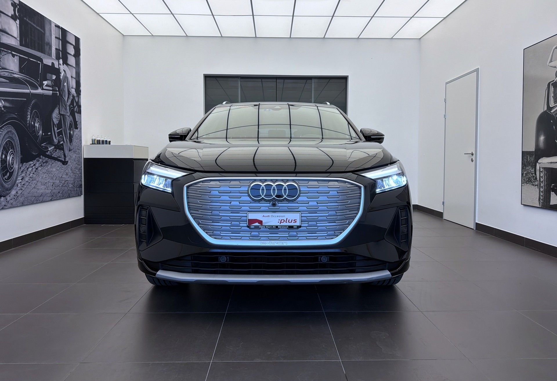 AUDI Q4 e-tron 50 quattro-showroom-element-1