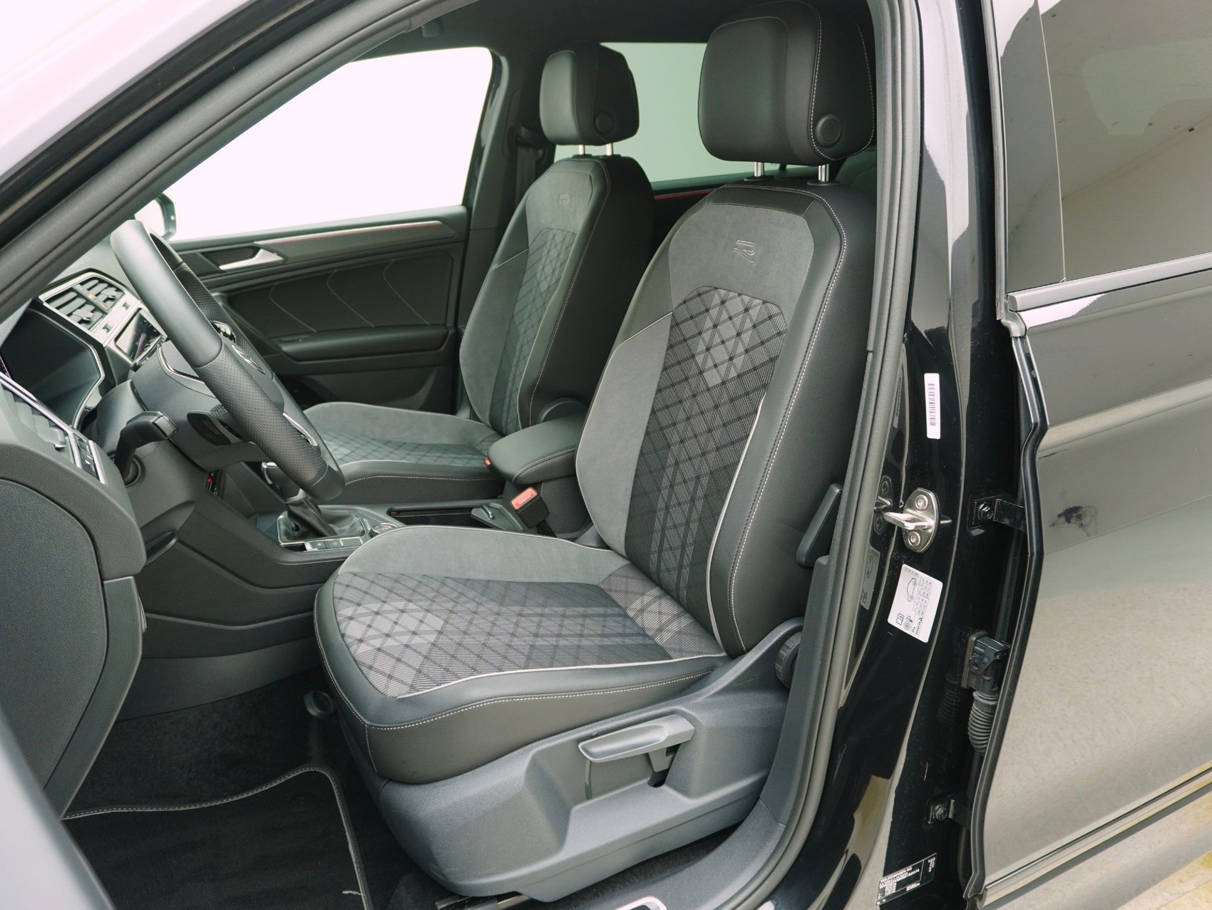 VW Tiguan Allspace 2.0 TSI DSG R-Line Black Style 4Motion-image-6