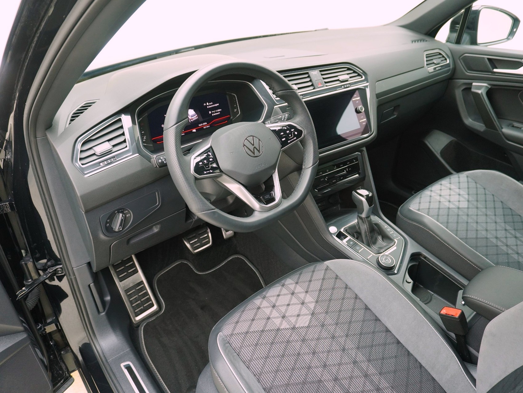 VW Tiguan Allspace 2.0 TSI DSG R-Line Black Style 4Motion-image-7