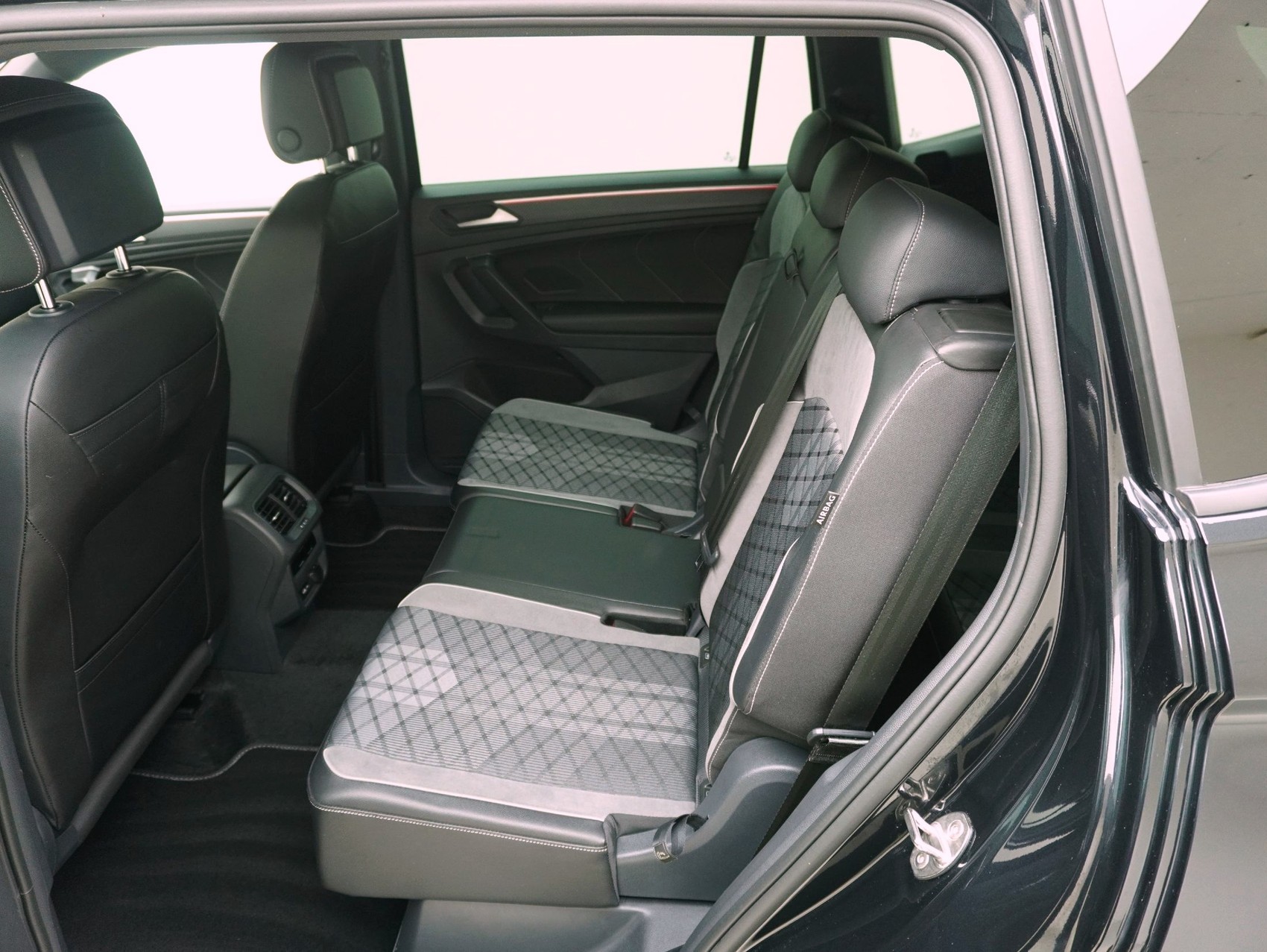 VW Tiguan Allspace 2.0 TSI DSG R-Line Black Style 4Motion-image-8