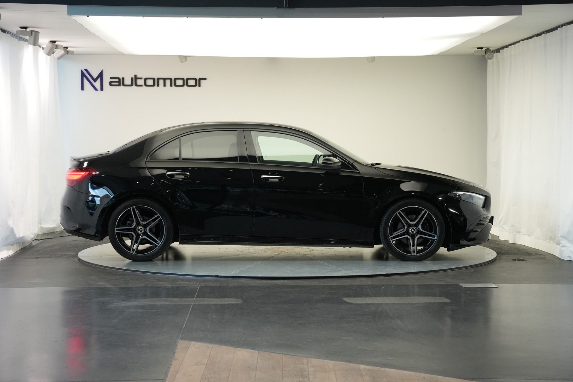 MERCEDES-BENZ A 200 d AMG Line 8G-DCT *Facelift*-image-3
