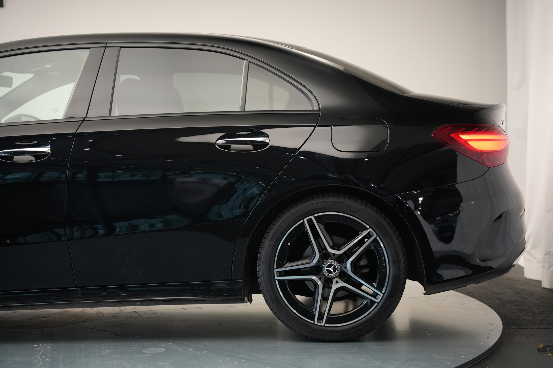 MERCEDES-BENZ A 200 d AMG Line 8G-DCT *Facelift*-image-35