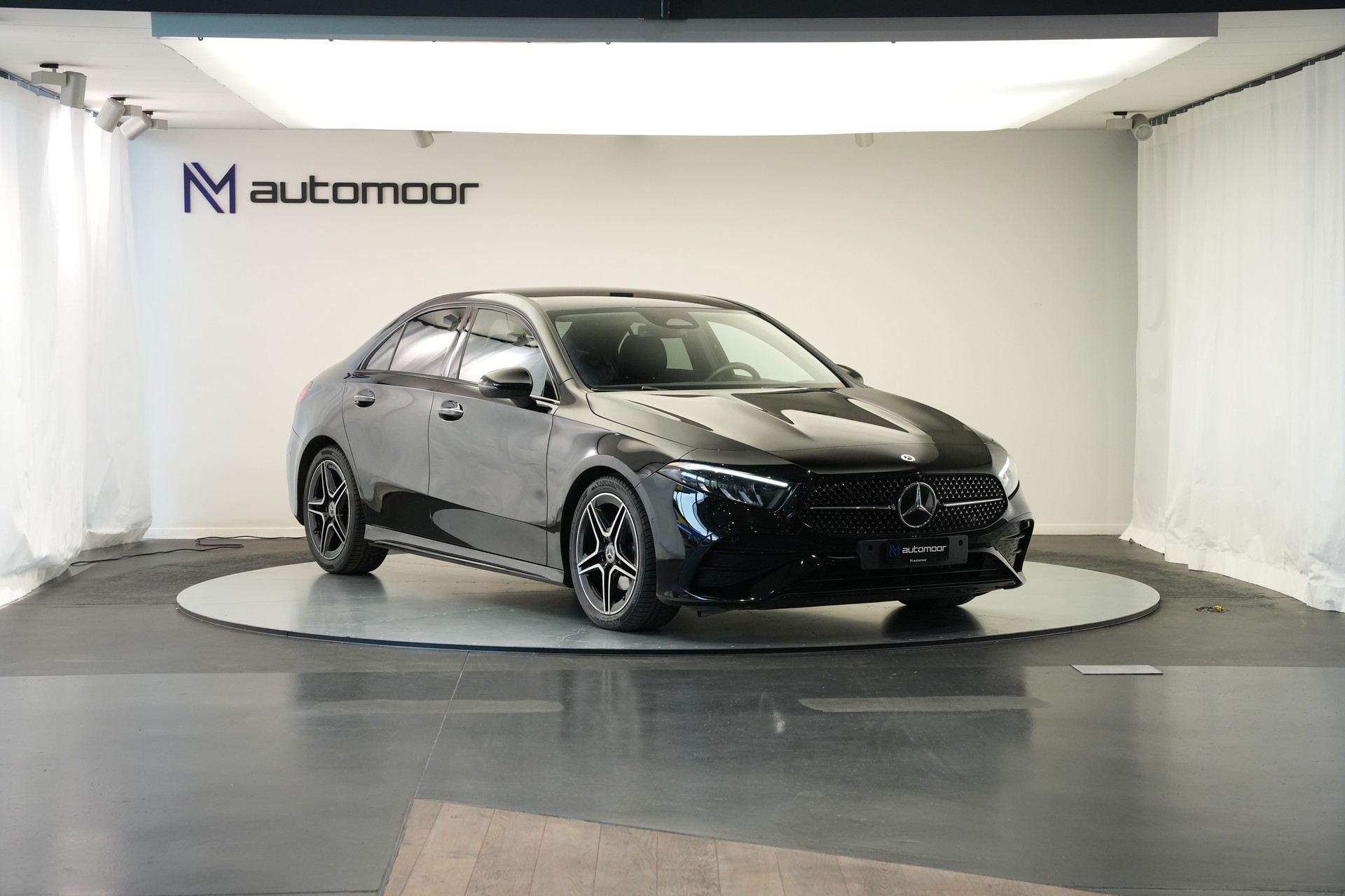 MERCEDES-BENZ A 200 d AMG Line 8G-DCT *Facelift*-image-2