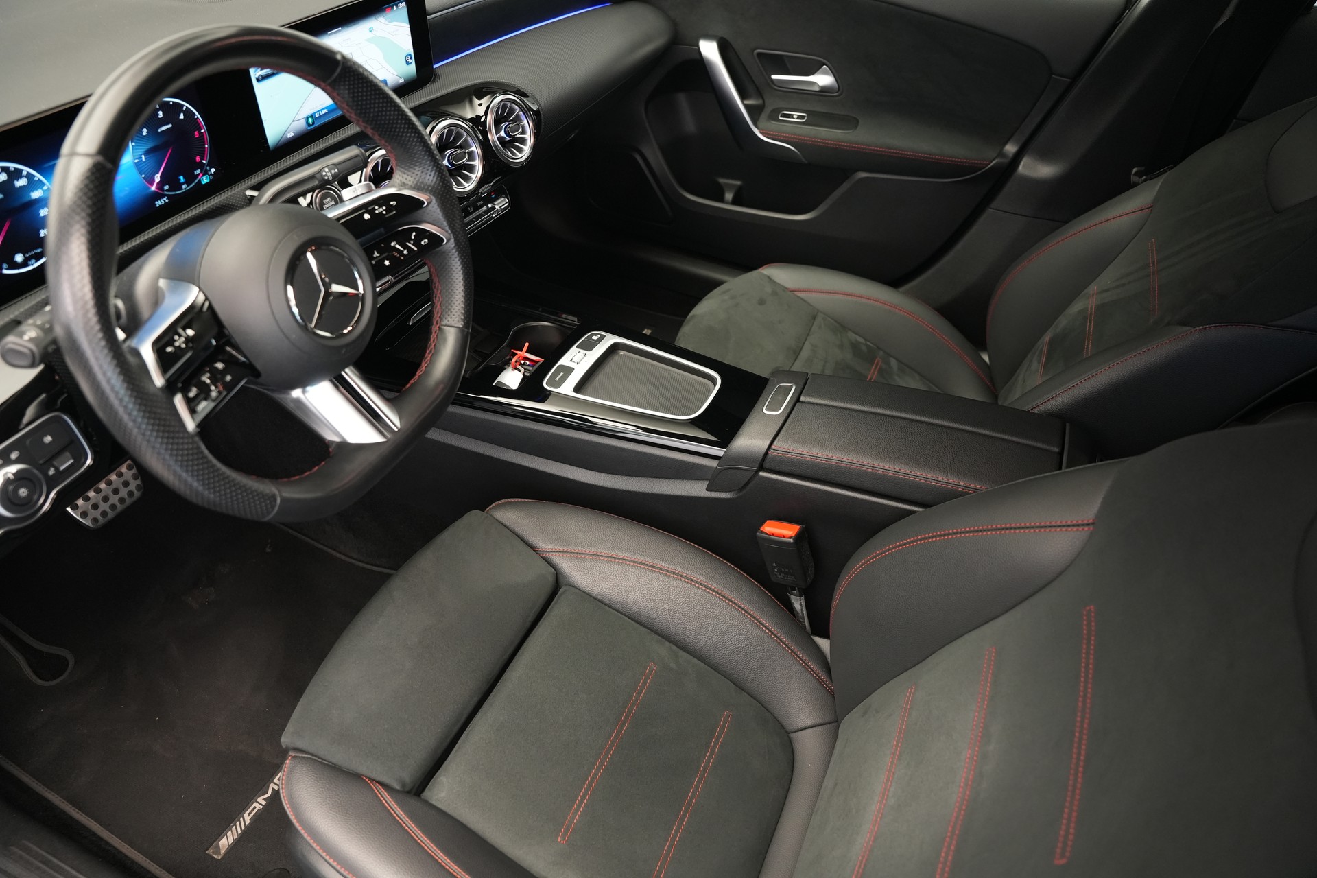 MERCEDES-BENZ A 200 d AMG Line 8G-DCT *Facelift*-image-9