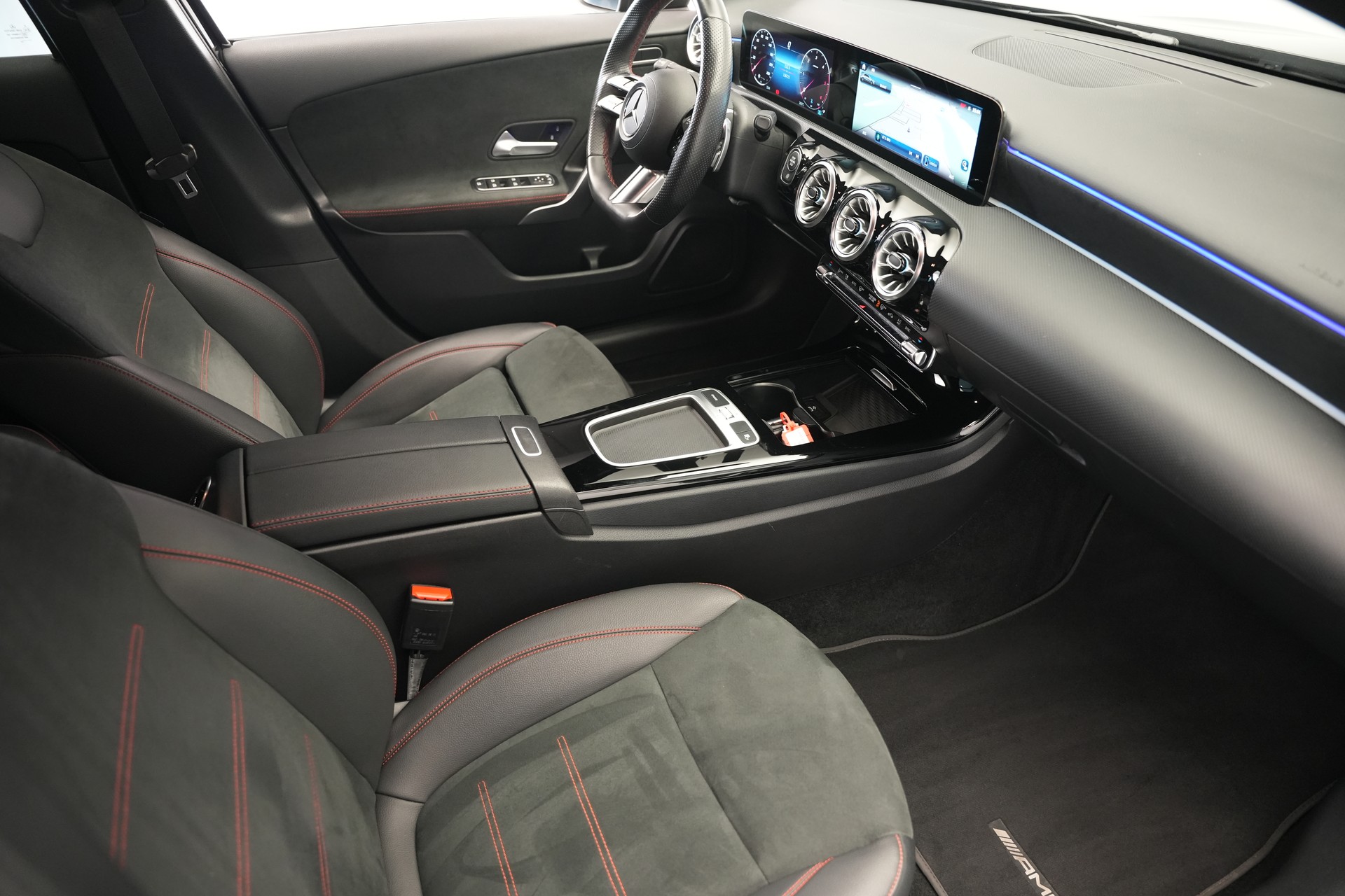 MERCEDES-BENZ A 200 d AMG Line 8G-DCT *Facelift*-image-10