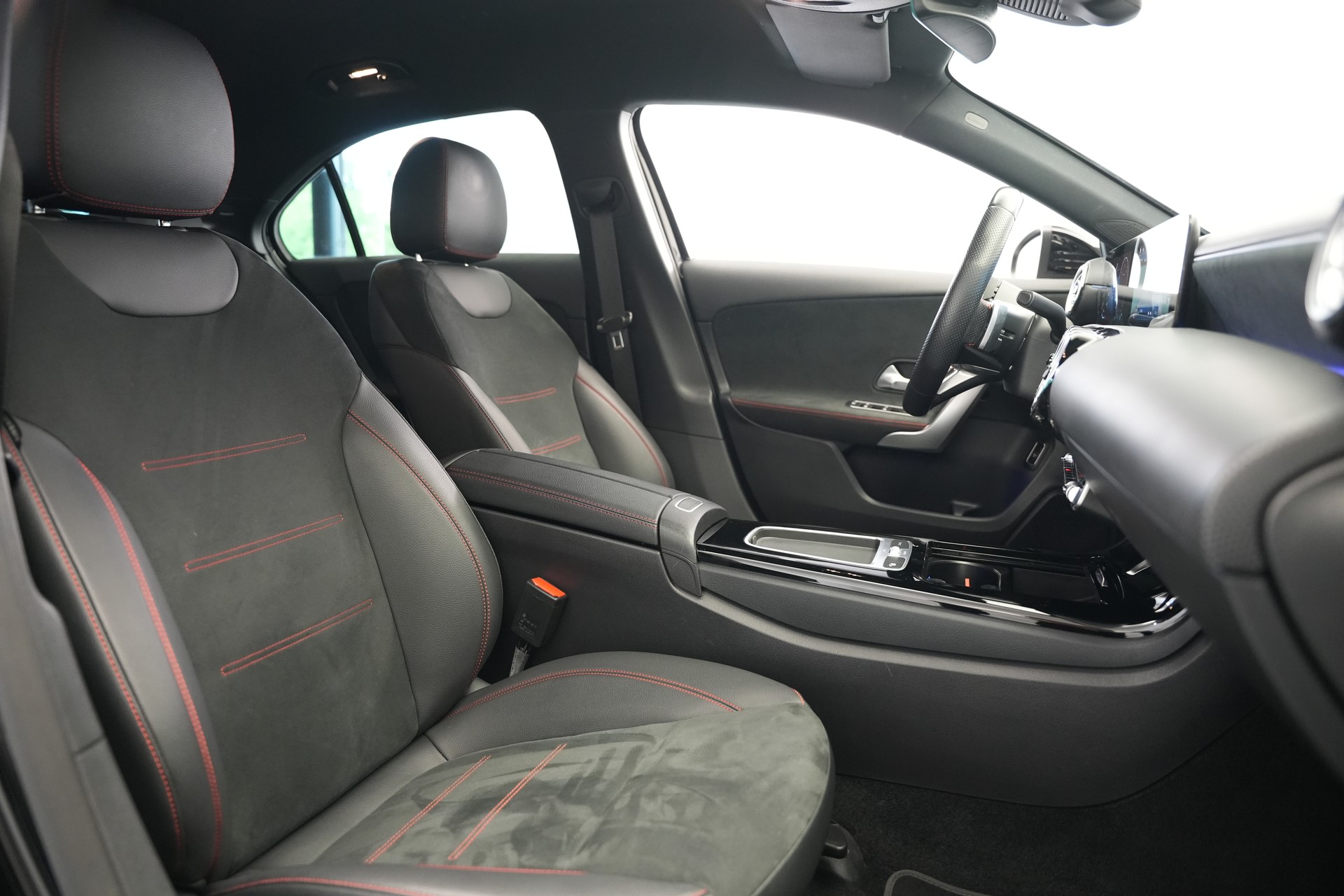 MERCEDES-BENZ A 200 d AMG Line 8G-DCT *Facelift*-image-14