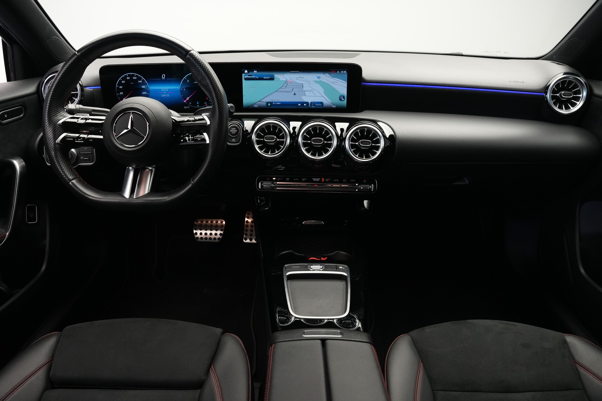 MERCEDES-BENZ A 200 d AMG Line 8G-DCT *Facelift*-image-8