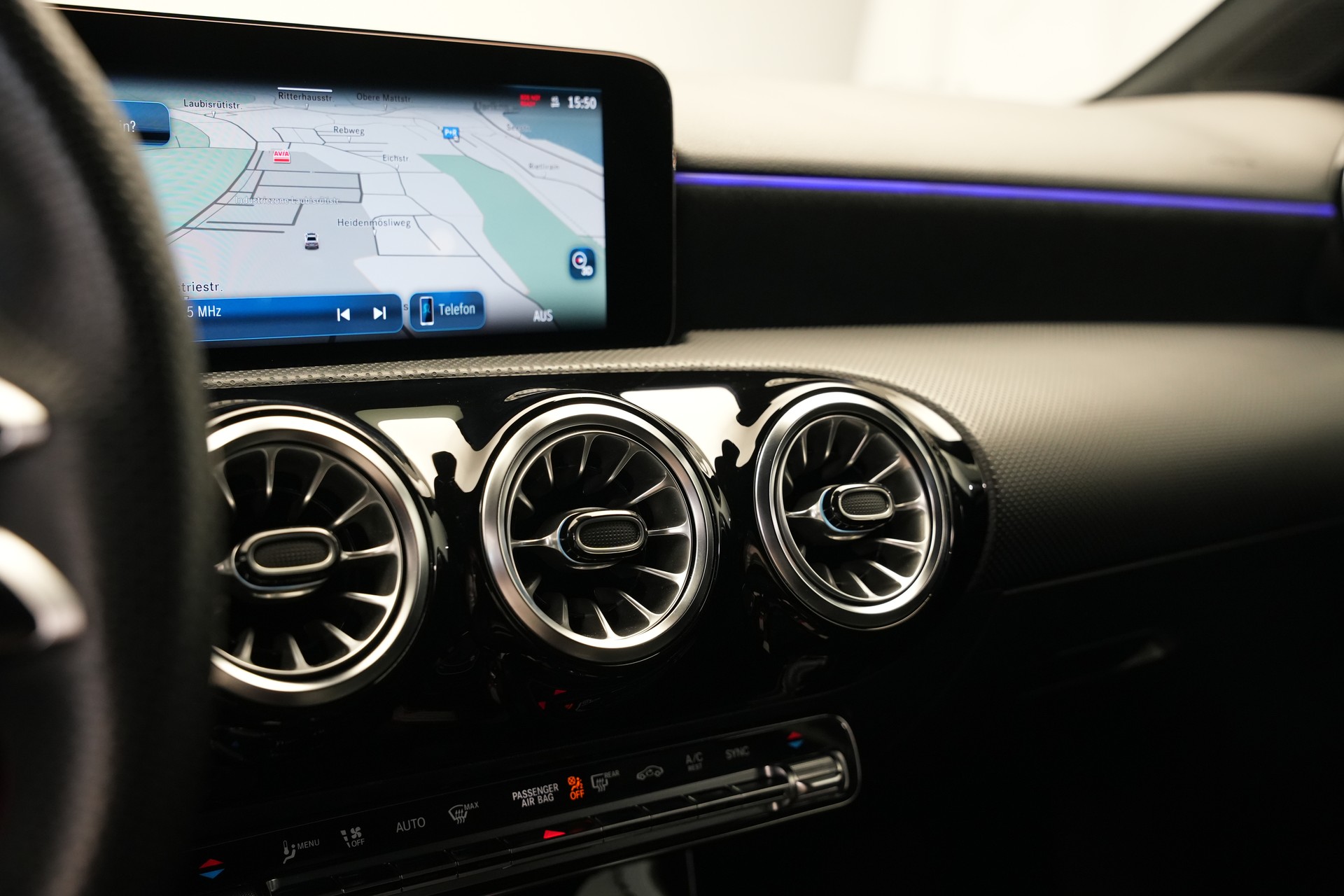 MERCEDES-BENZ A 200 d AMG Line 8G-DCT *Facelift*-image-22