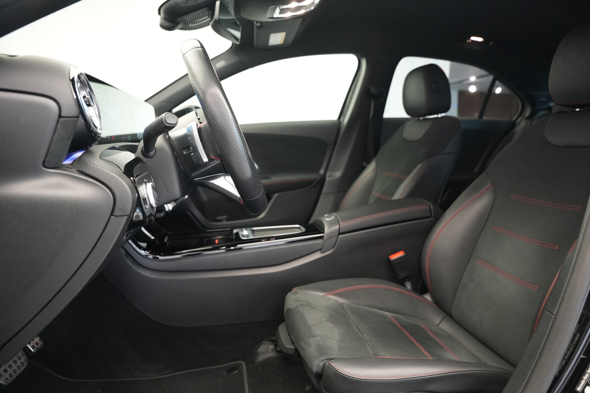 MERCEDES-BENZ A 200 d AMG Line 8G-DCT *Facelift*-image-11