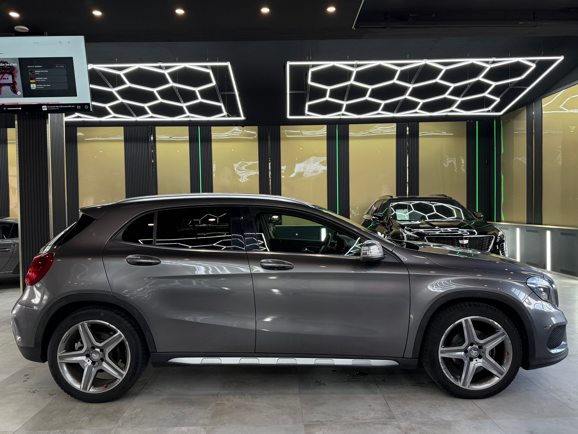 MERCEDES-BENZ GLA 200 AMG Line-image-3