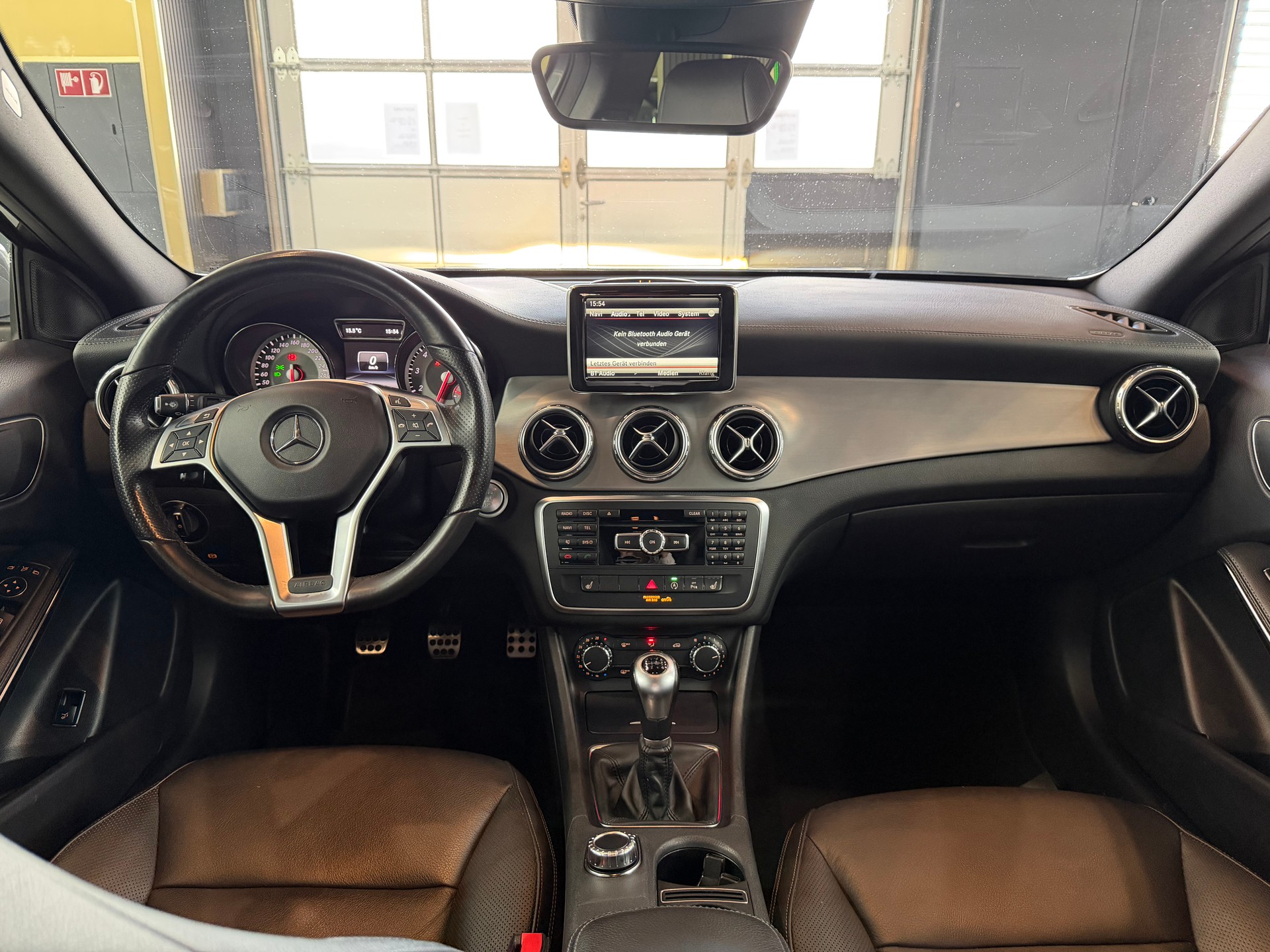 MERCEDES-BENZ GLA 200 AMG Line-image-12