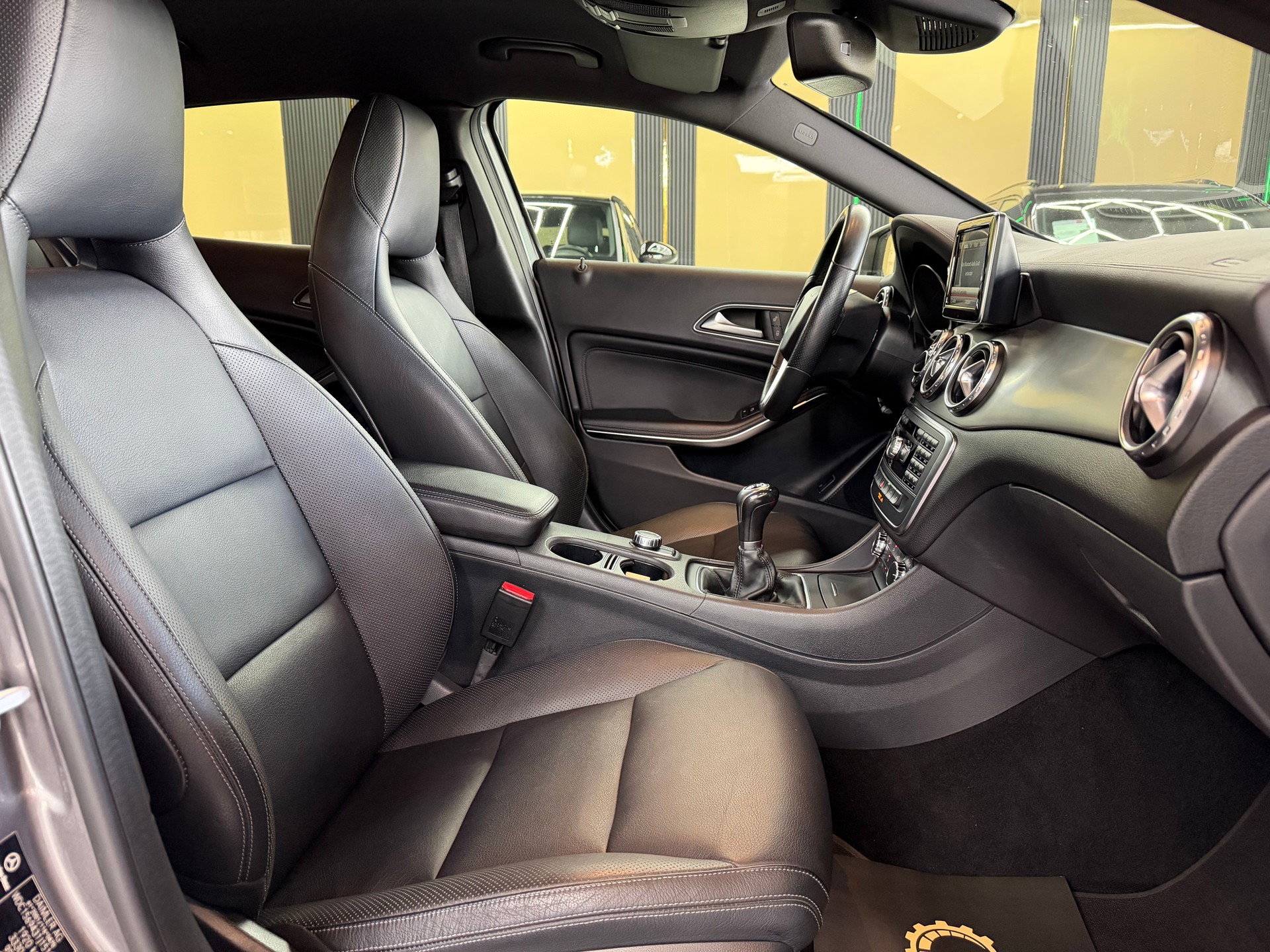 MERCEDES-BENZ GLA 200 AMG Line-image-11