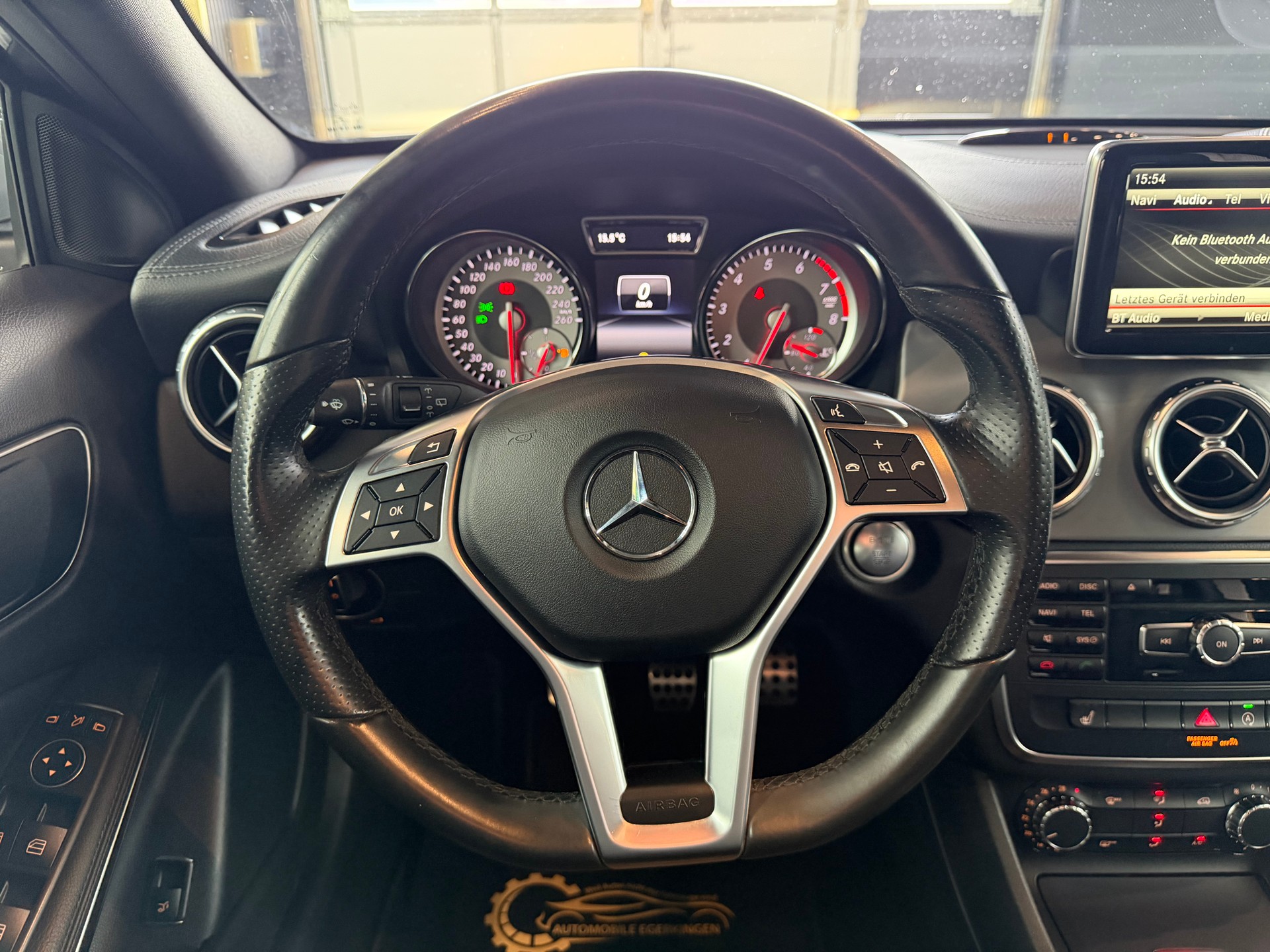 MERCEDES-BENZ GLA 200 AMG Line-image-13