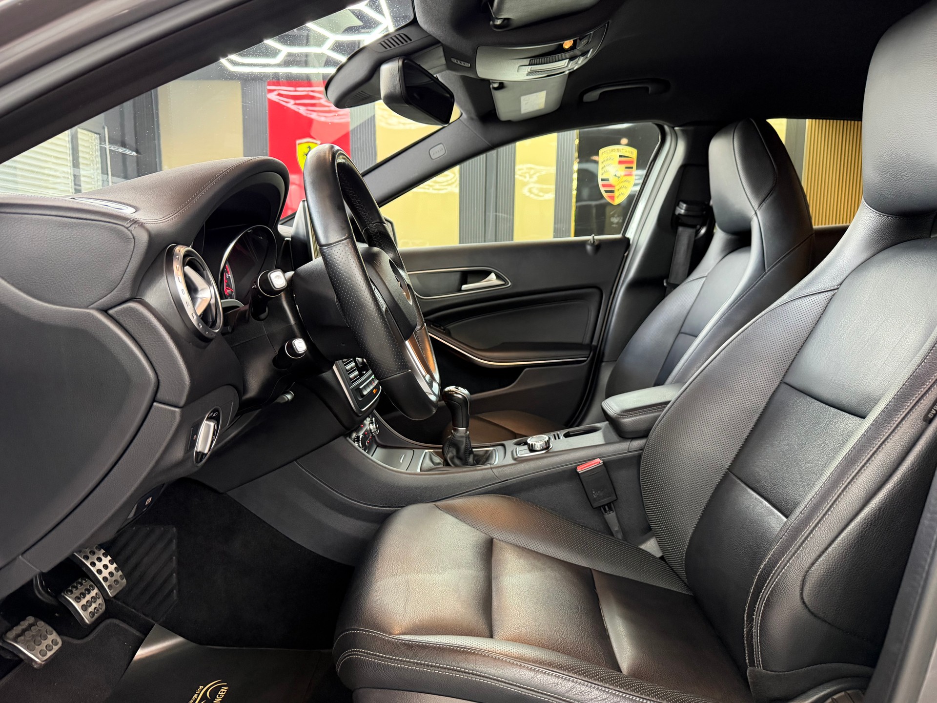 MERCEDES-BENZ GLA 200 AMG Line-image-9
