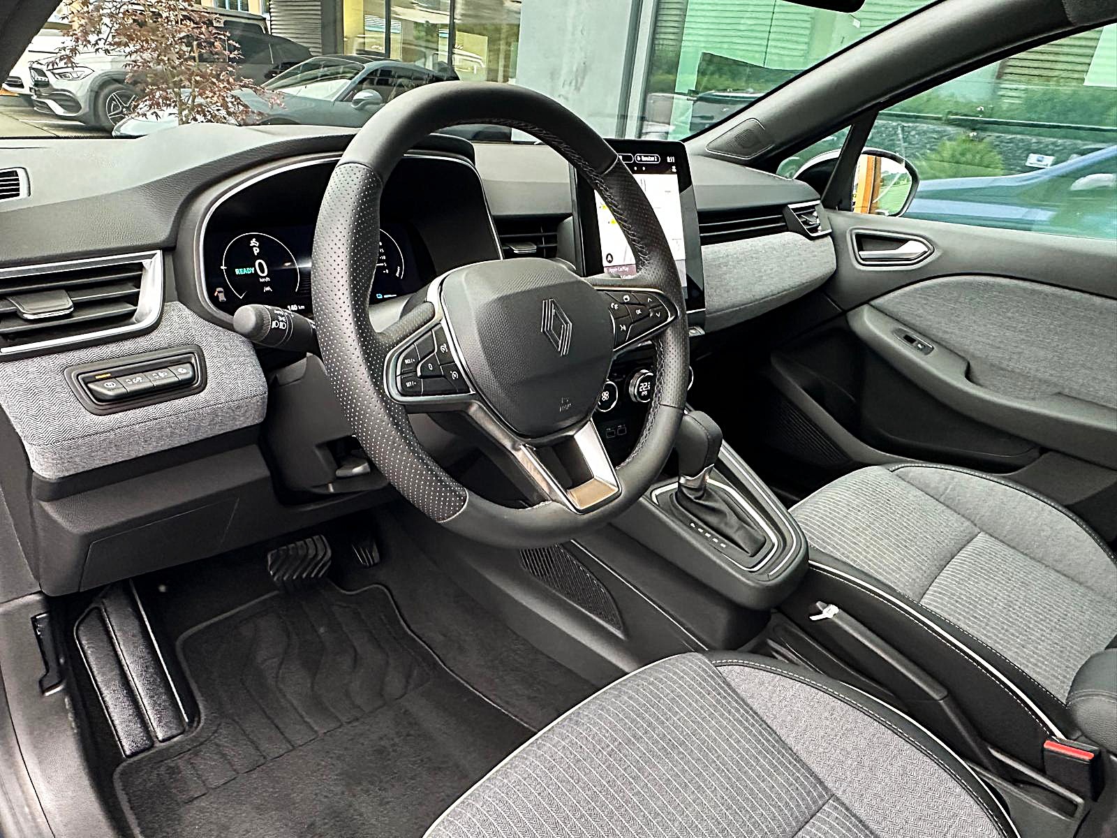 RENAULT Clio 1.6 E-Tech techno / CH Auslieferung-image-9