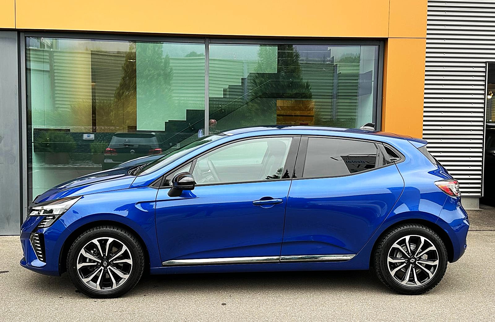 RENAULT Clio 1.6 E-Tech techno / CH Auslieferung-image-4