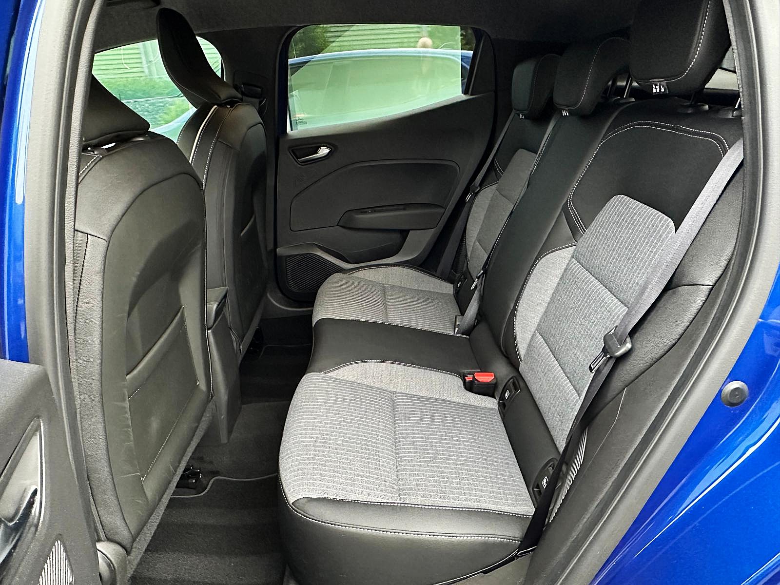 RENAULT Clio 1.6 E-Tech techno / CH Auslieferung-image-8