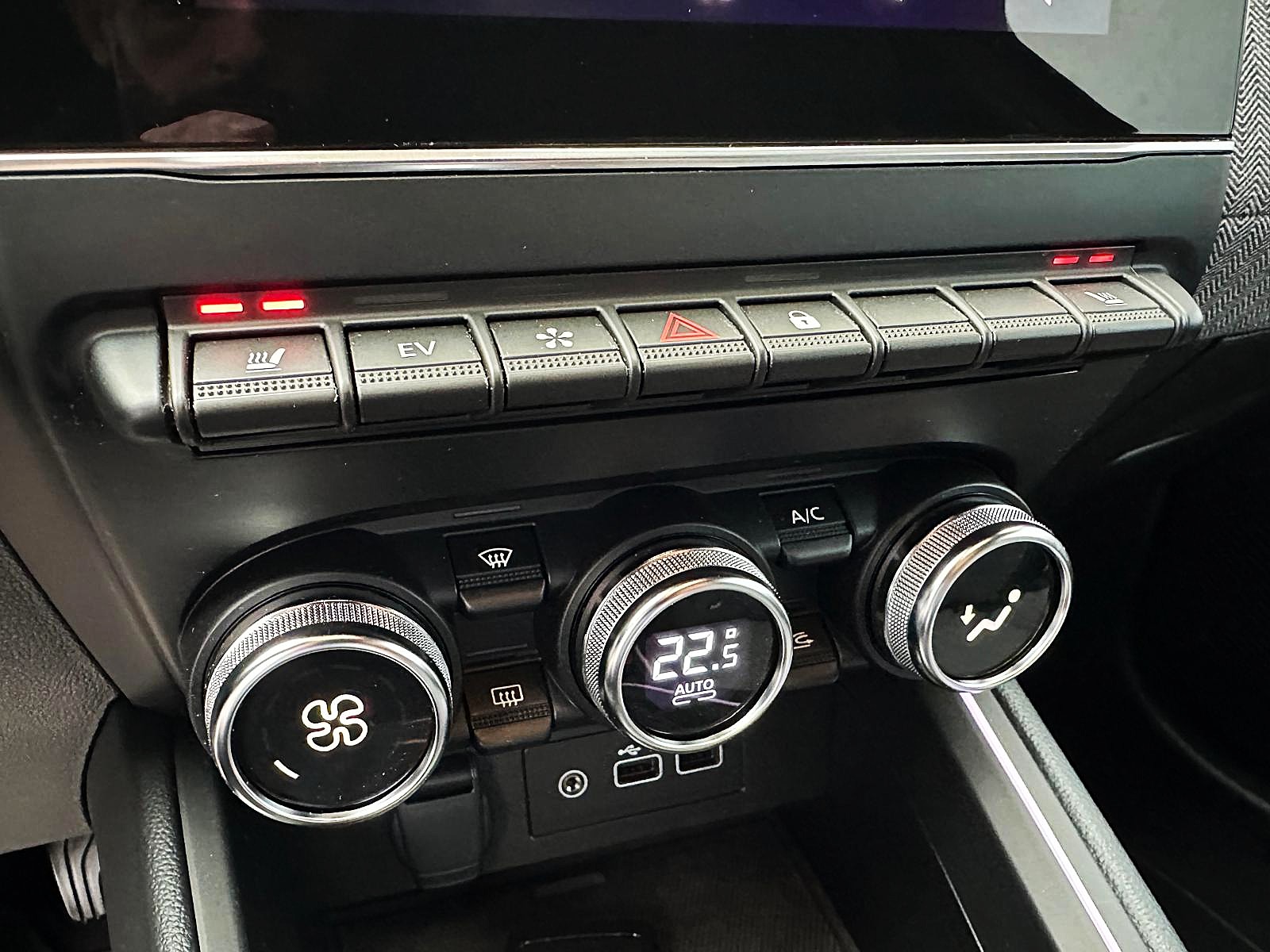 RENAULT Clio 1.6 E-Tech techno / CH Auslieferung-image-18