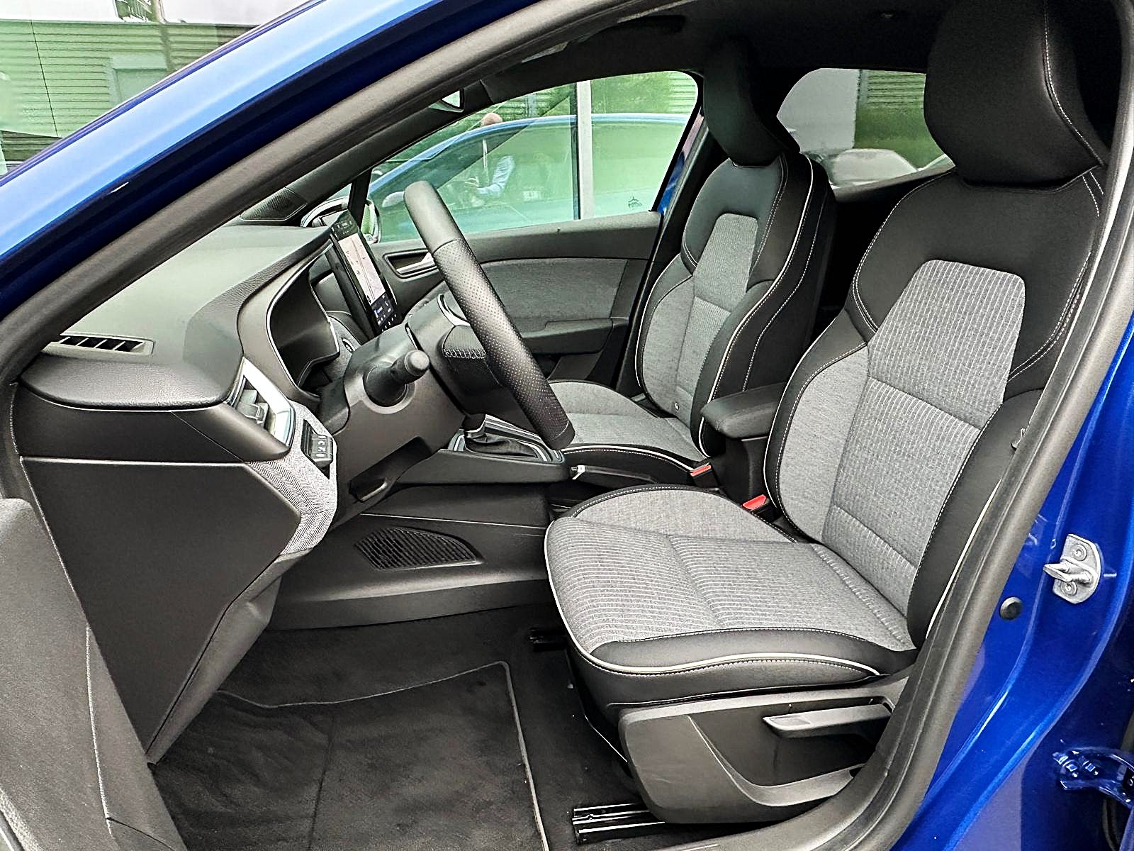 RENAULT Clio 1.6 E-Tech techno / CH Auslieferung-image-7