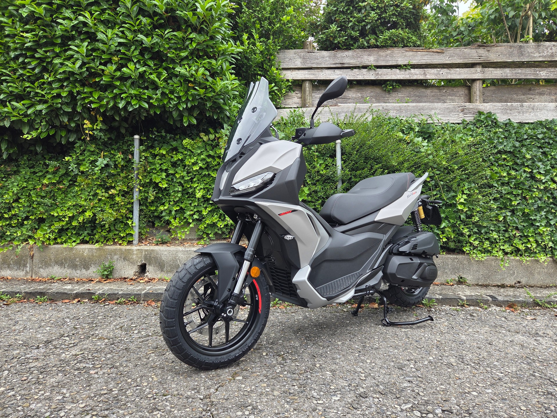 APRILIA SR GT 400-showroom-element-2