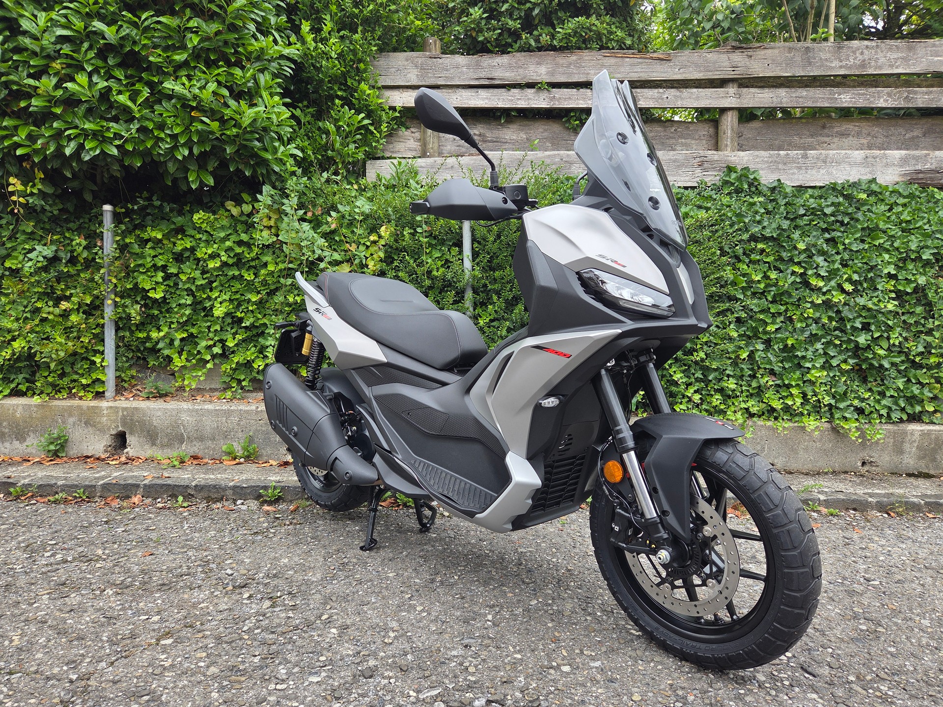APRILIA SR GT 400-showroom-element-1