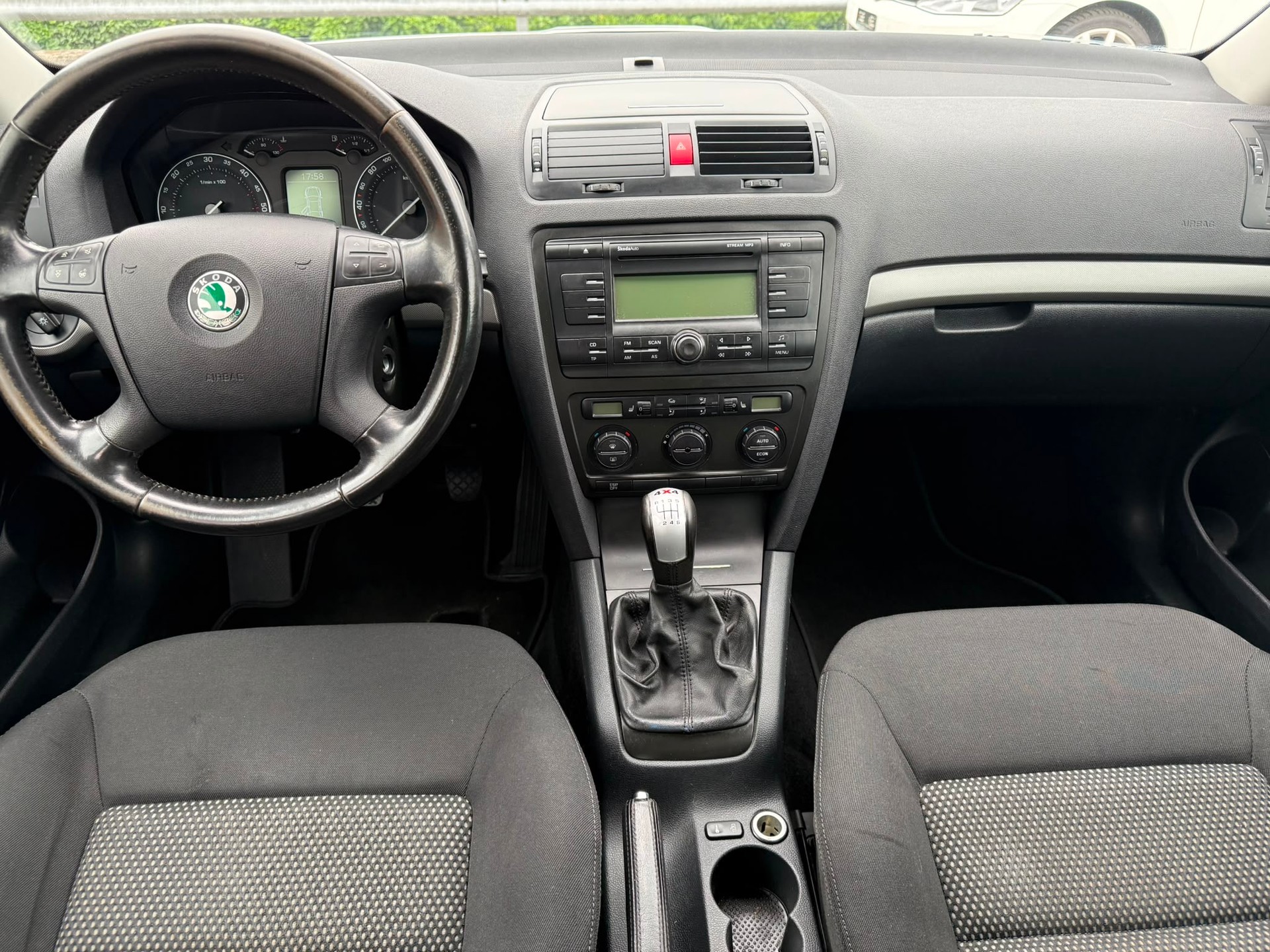 SKODA Octavia 1.9 TDI Adventure 4x4-image-8