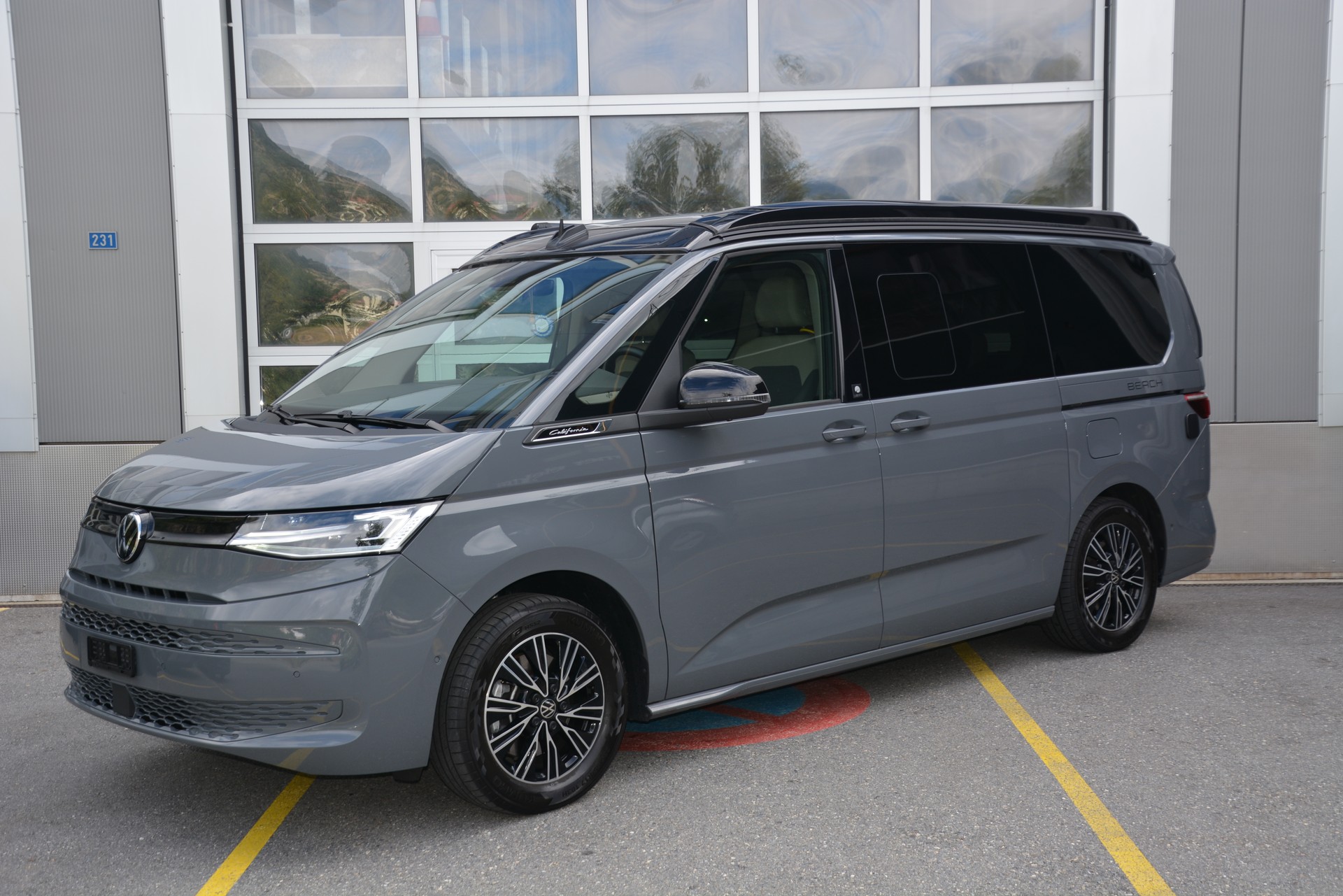 VW California 2.0 TSI Beach Tour-image-0