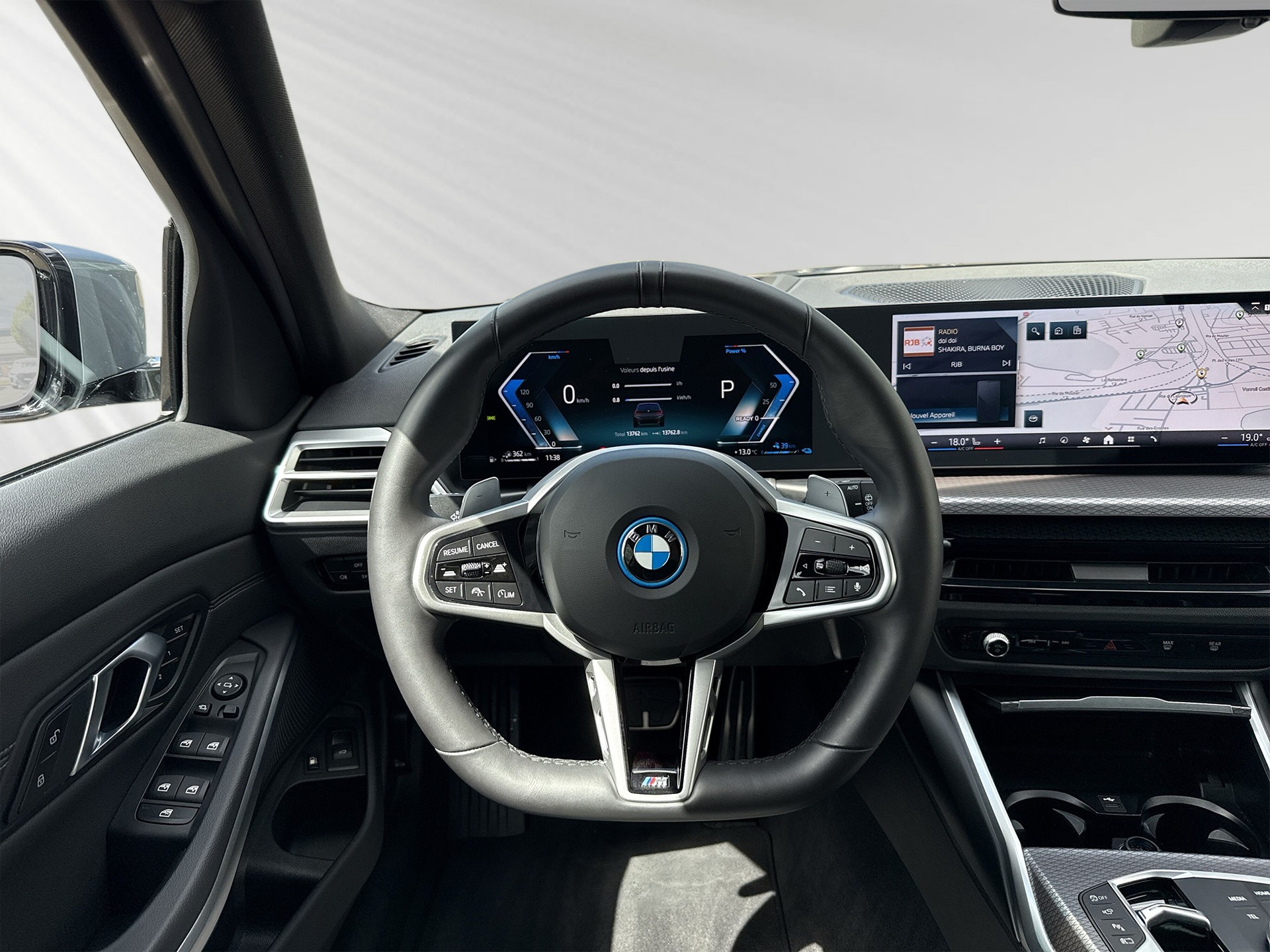 BMW 330e x DriveTouring Steptronic M Sport-image-4