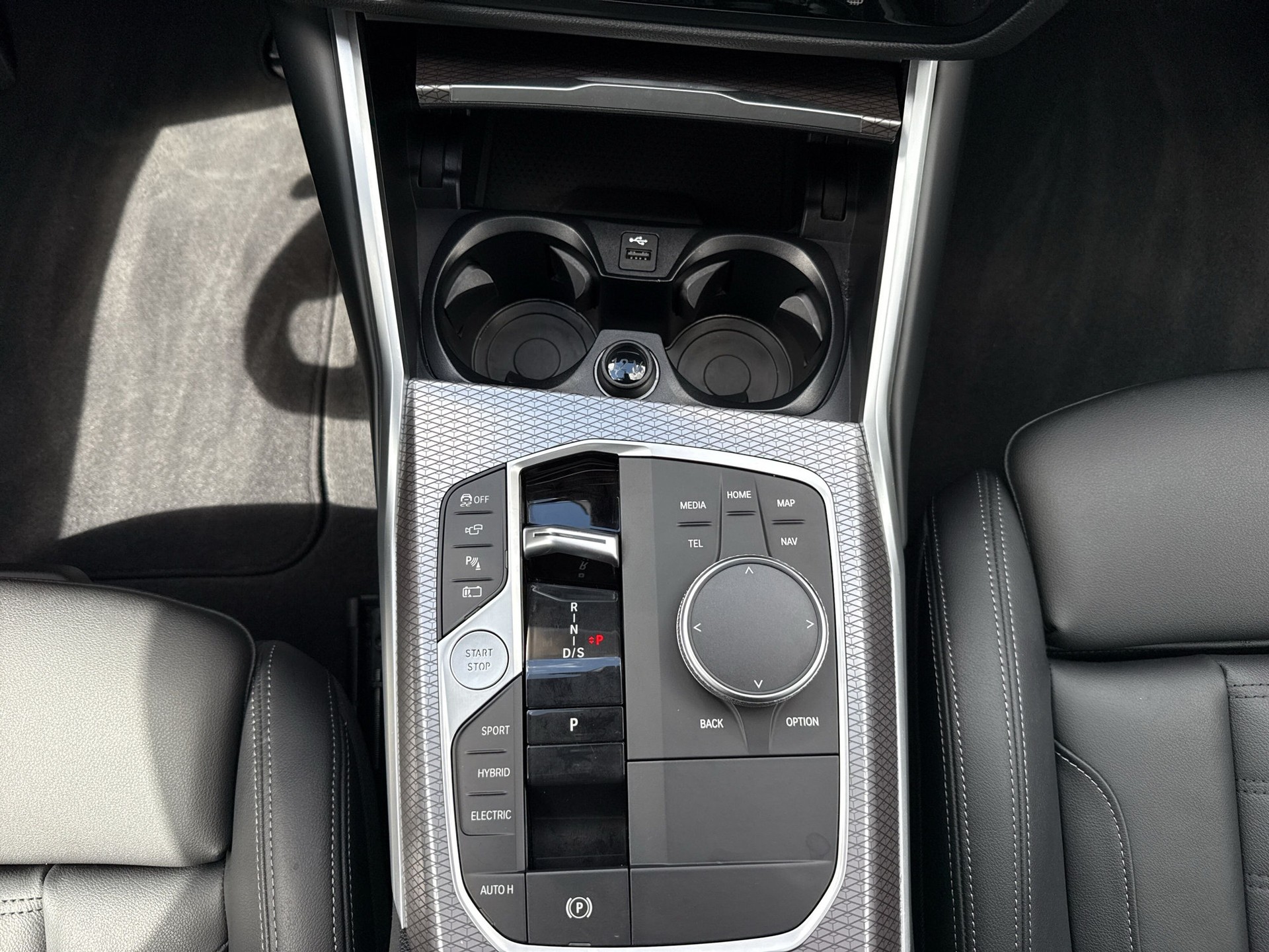 BMW 330e x DriveTouring Steptronic M Sport-image-12