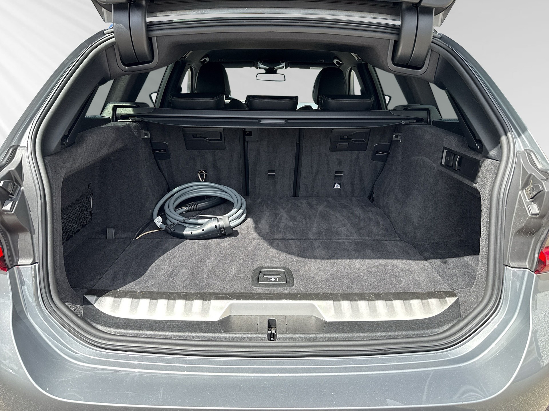 BMW 330e x DriveTouring Steptronic M Sport-image-7