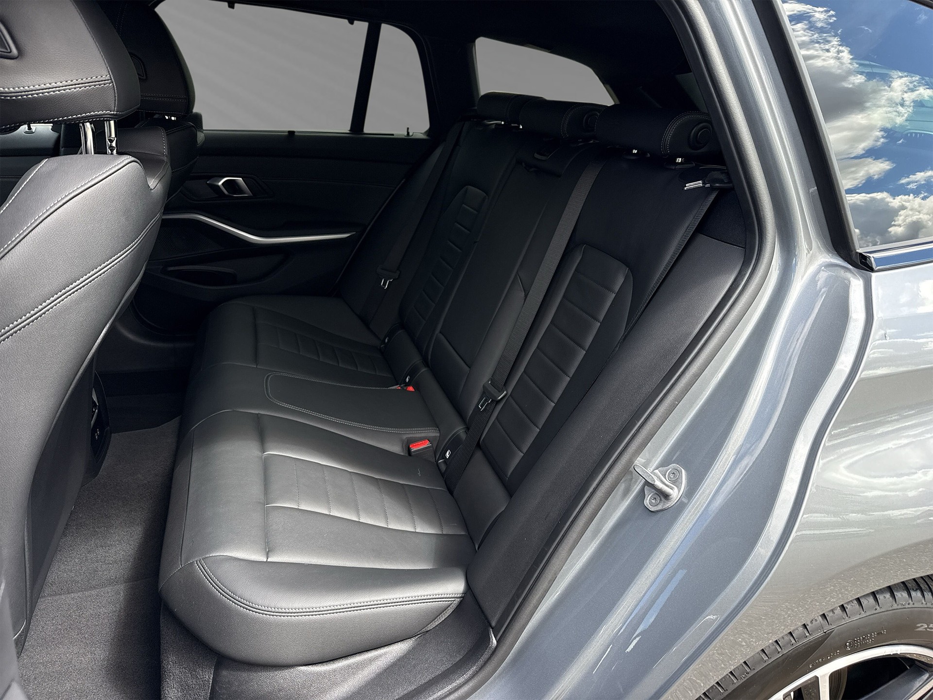 BMW 330e x DriveTouring Steptronic M Sport-image-6