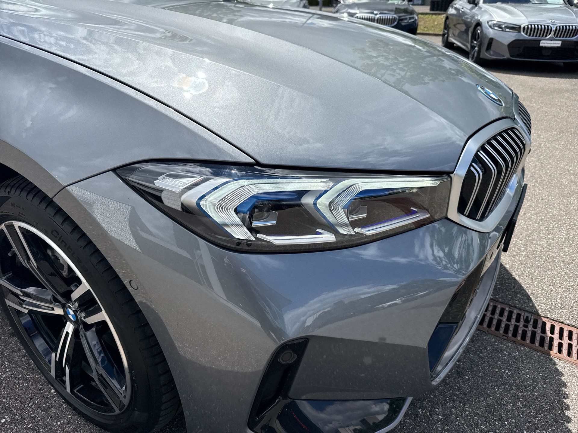 BMW 330e x DriveTouring Steptronic M Sport-image-17