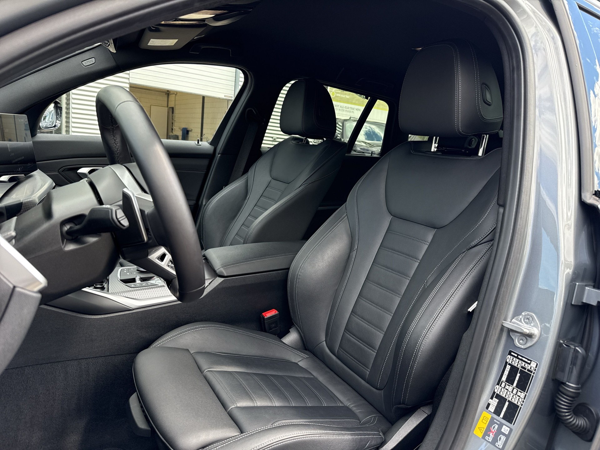 BMW 330e x DriveTouring Steptronic M Sport-image-9