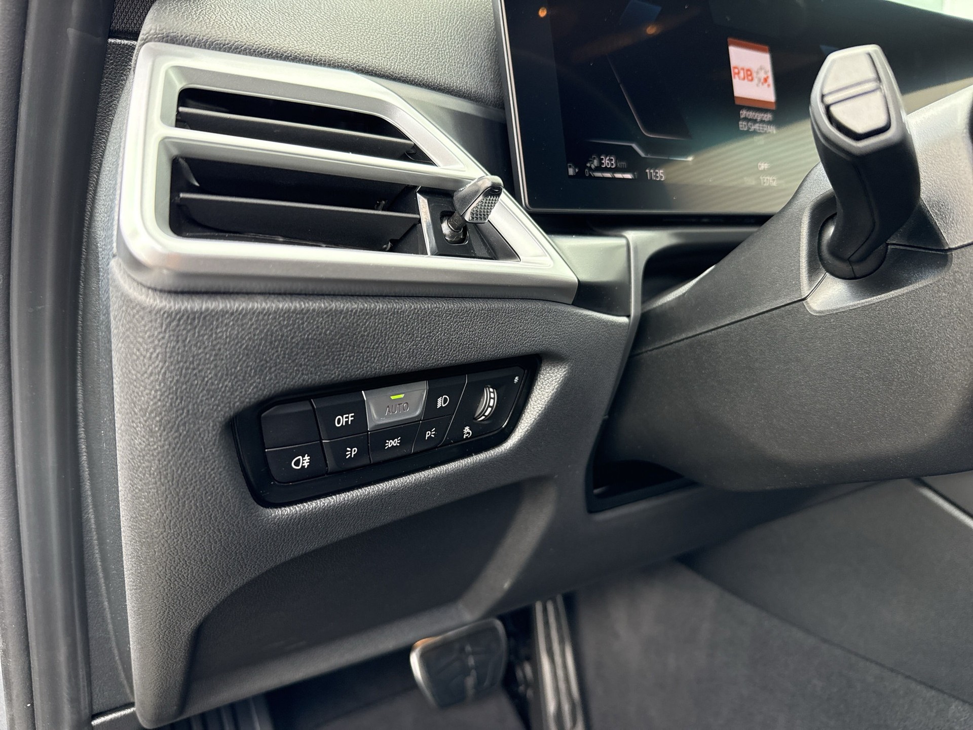 BMW 330e x DriveTouring Steptronic M Sport-image-19