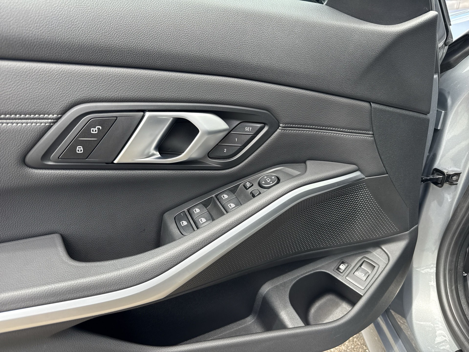 BMW 330e x DriveTouring Steptronic M Sport-image-16