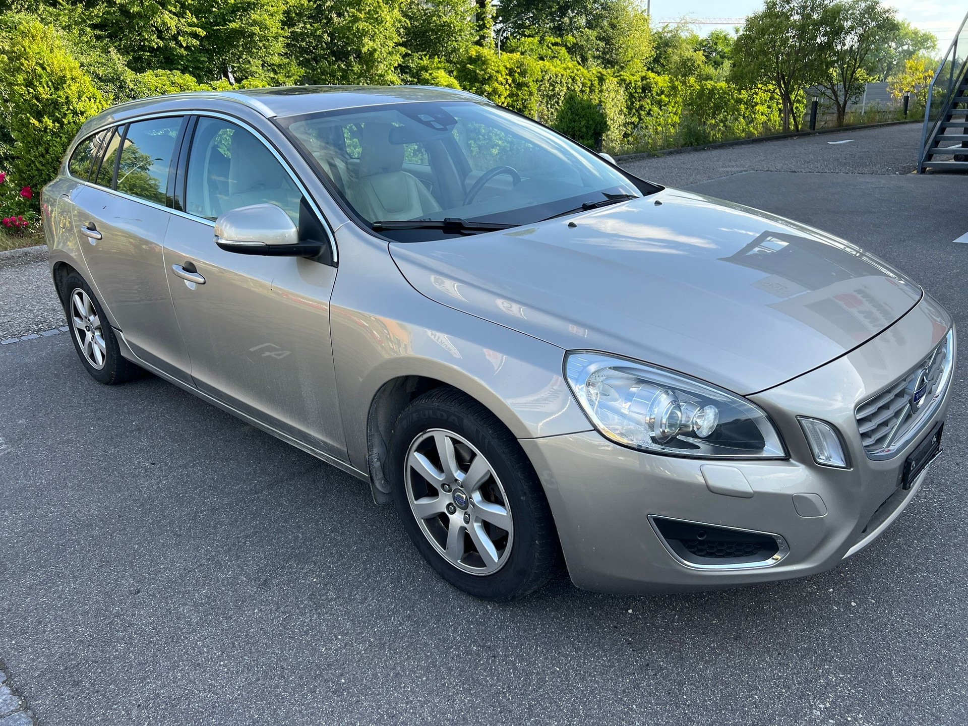 VOLVO V60 T4 Summum-image-1