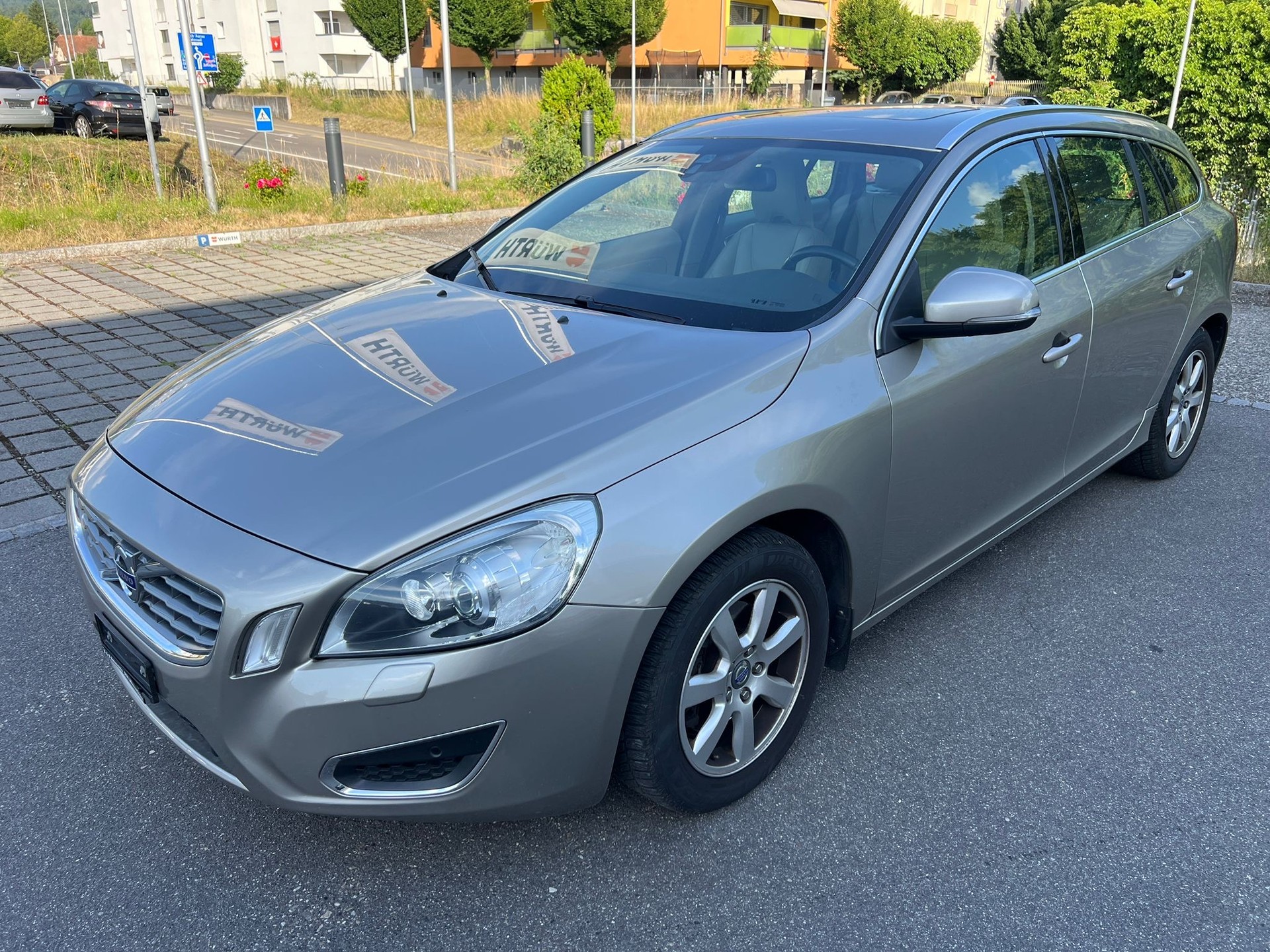 VOLVO V60 T4 Summum-image-0