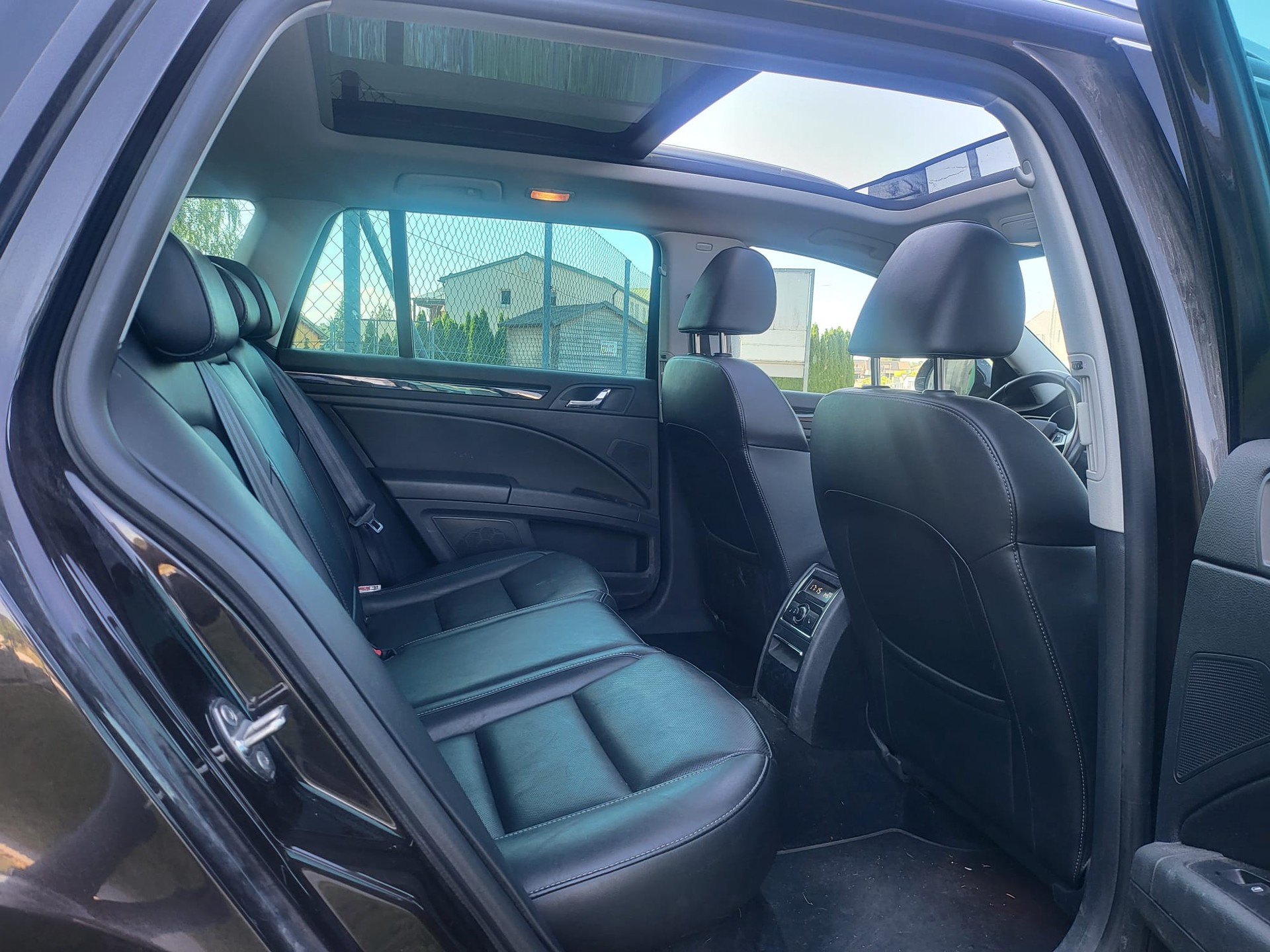 SKODA Superb Combi 2.0 TDi Business 4x4 DSG-image-7