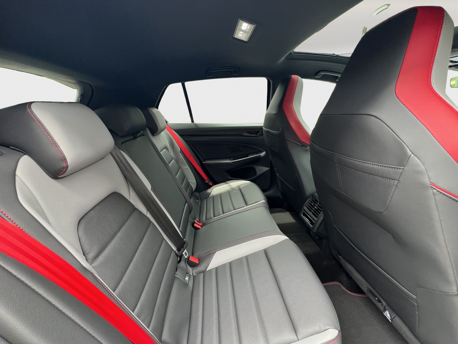 VW Golf 2.0 TSI GTI Edition 50 DSG-image-11