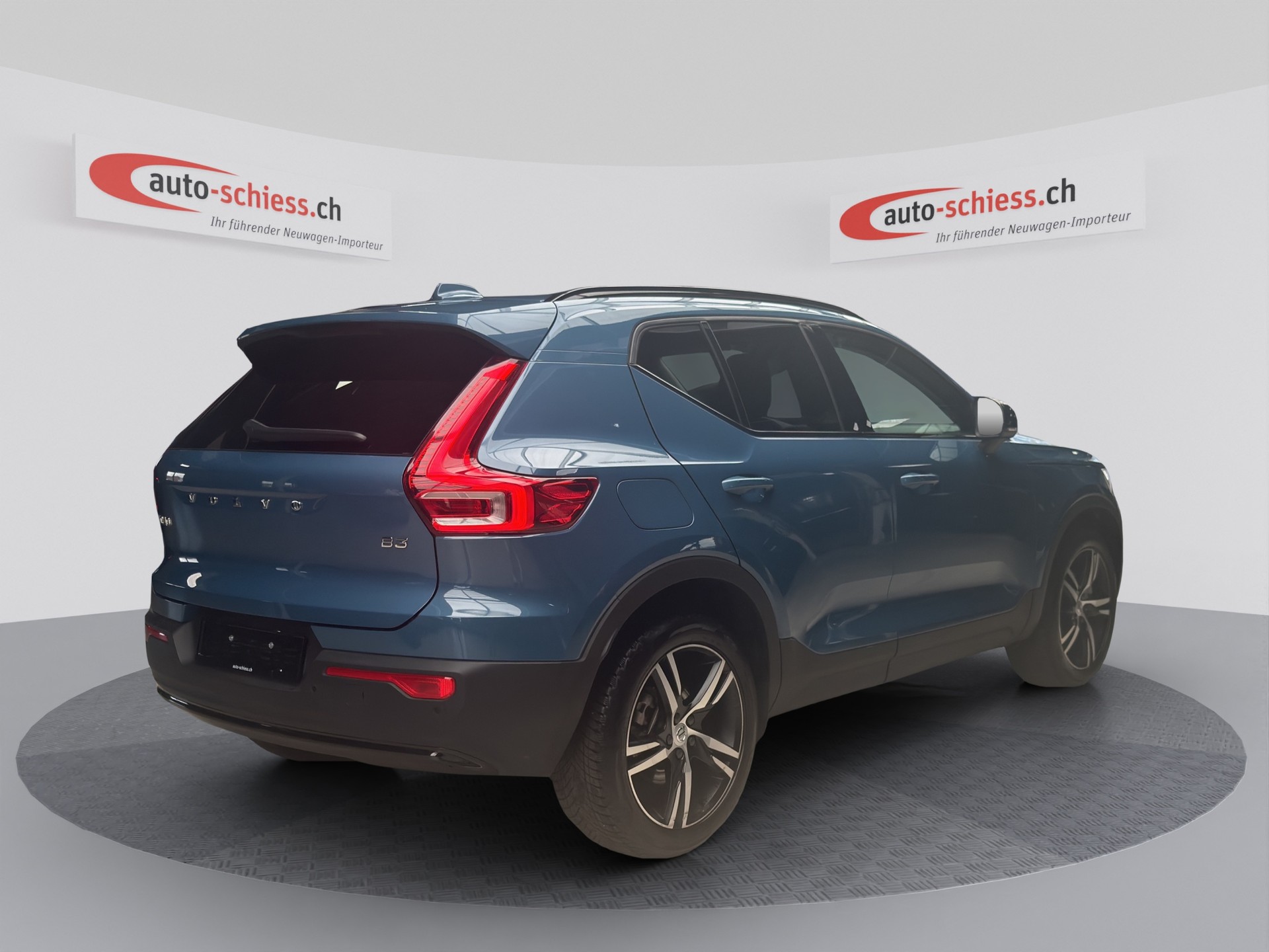 VOLVO XC40 B3 Benzin Mild Hybrid Plus Dark DCT-image-4
