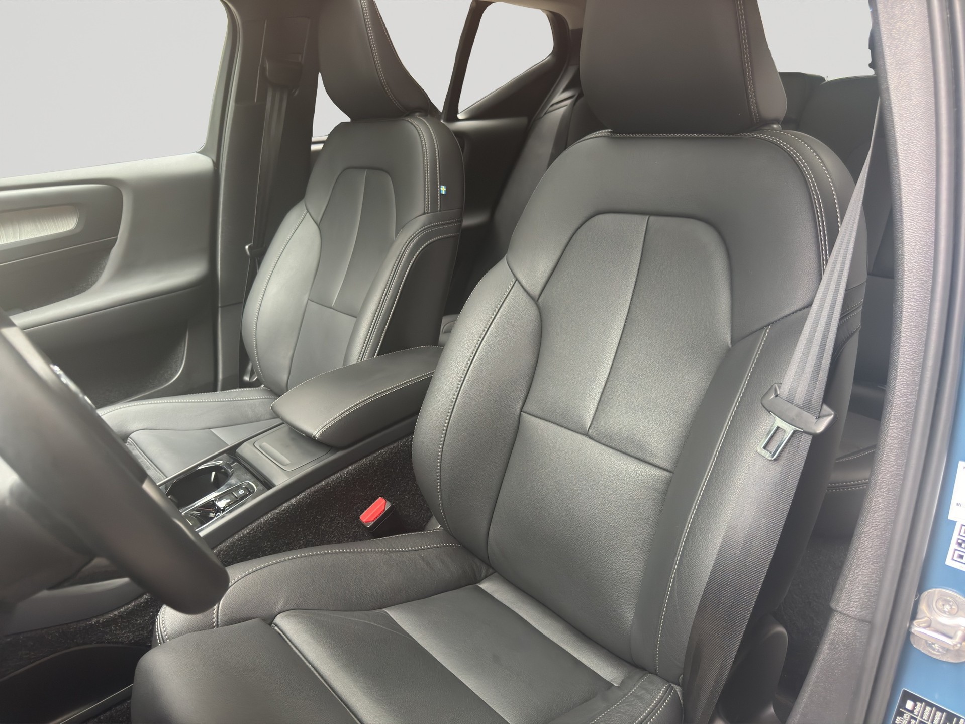 VOLVO XC40 B3 Benzin Mild Hybrid Plus Dark DCT-image-5