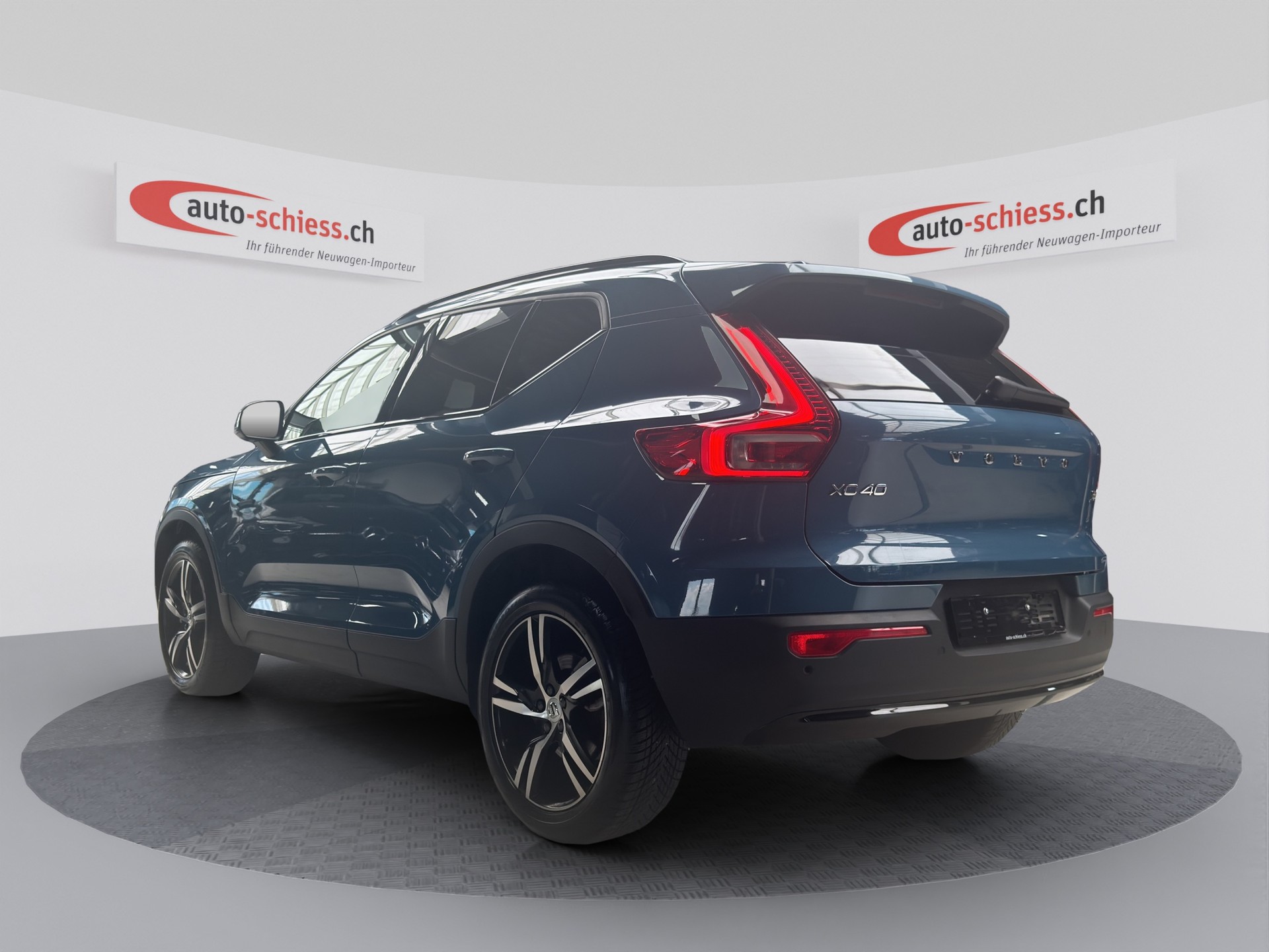 VOLVO XC40 B3 Benzin Mild Hybrid Plus Dark DCT-image-2