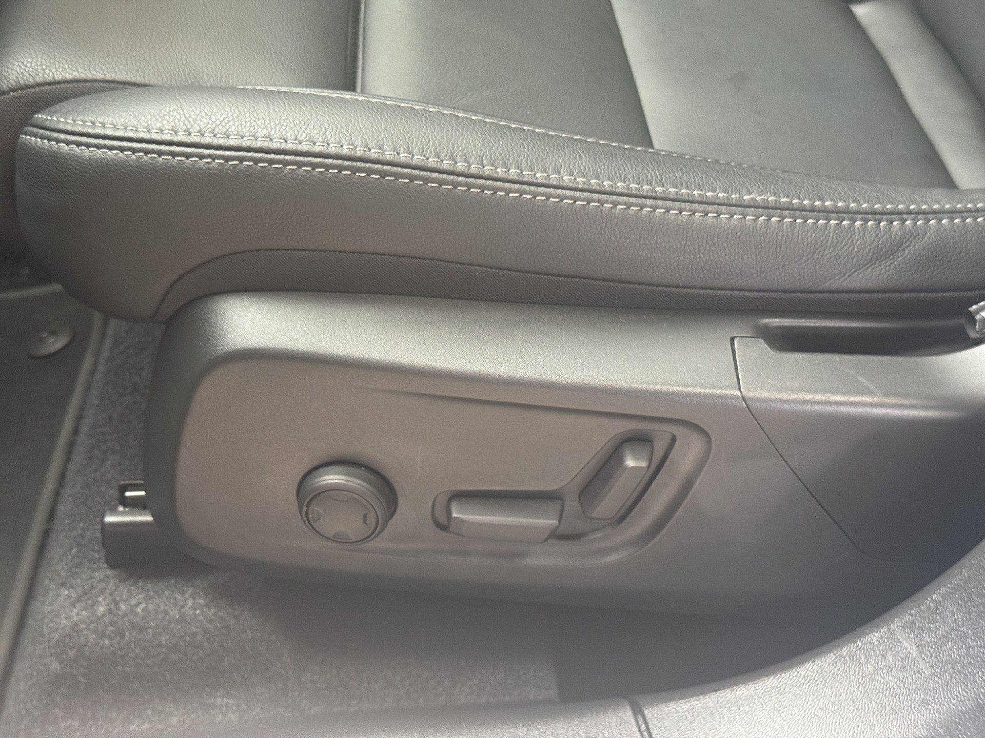 VOLVO XC40 B3 Benzin Mild Hybrid Plus Dark DCT-image-9