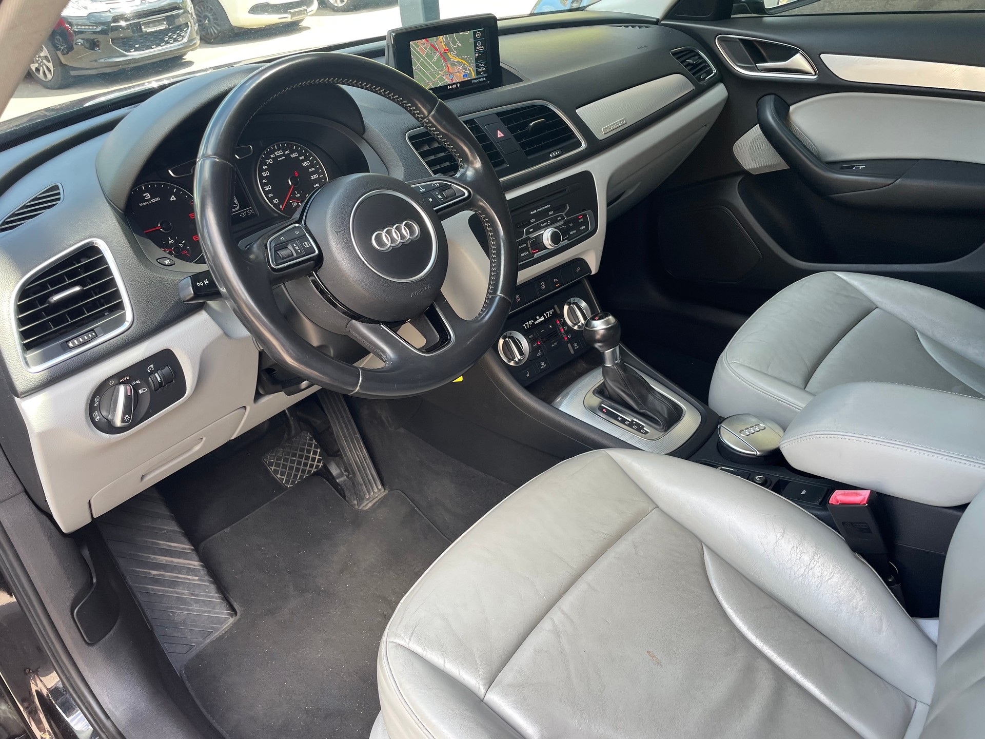 AUDI Q3 2.0 TDI quattro S-tronic-image-2