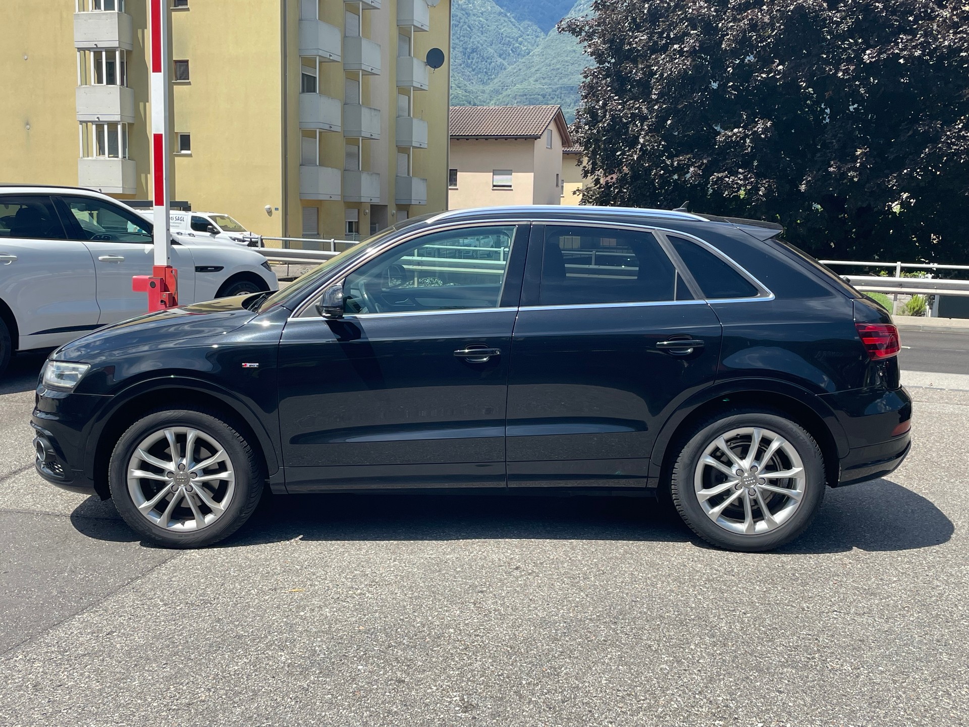 AUDI Q3 2.0 TDI quattro S-tronic-image-5