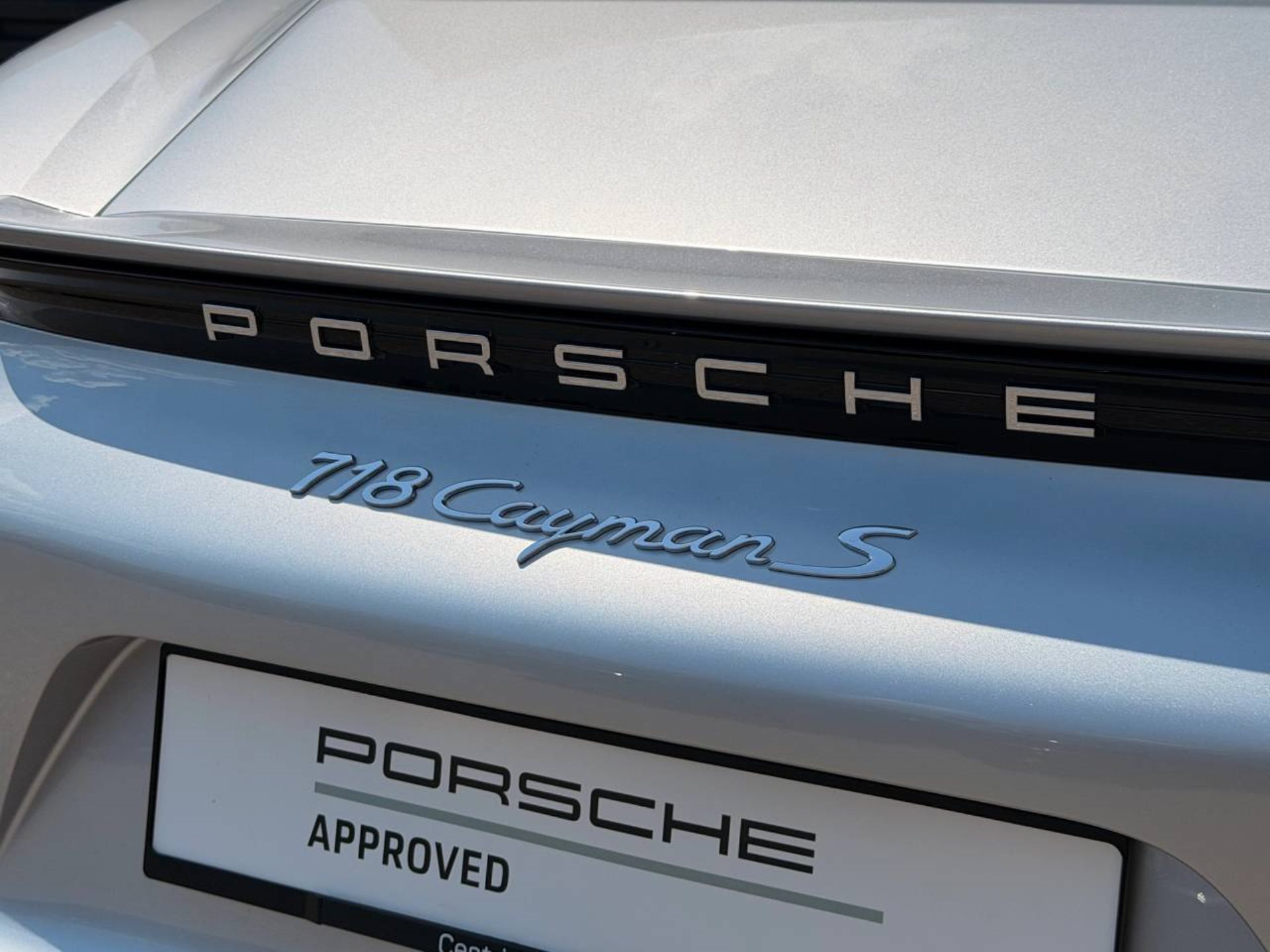 PORSCHE 718 Cayman S-image-11