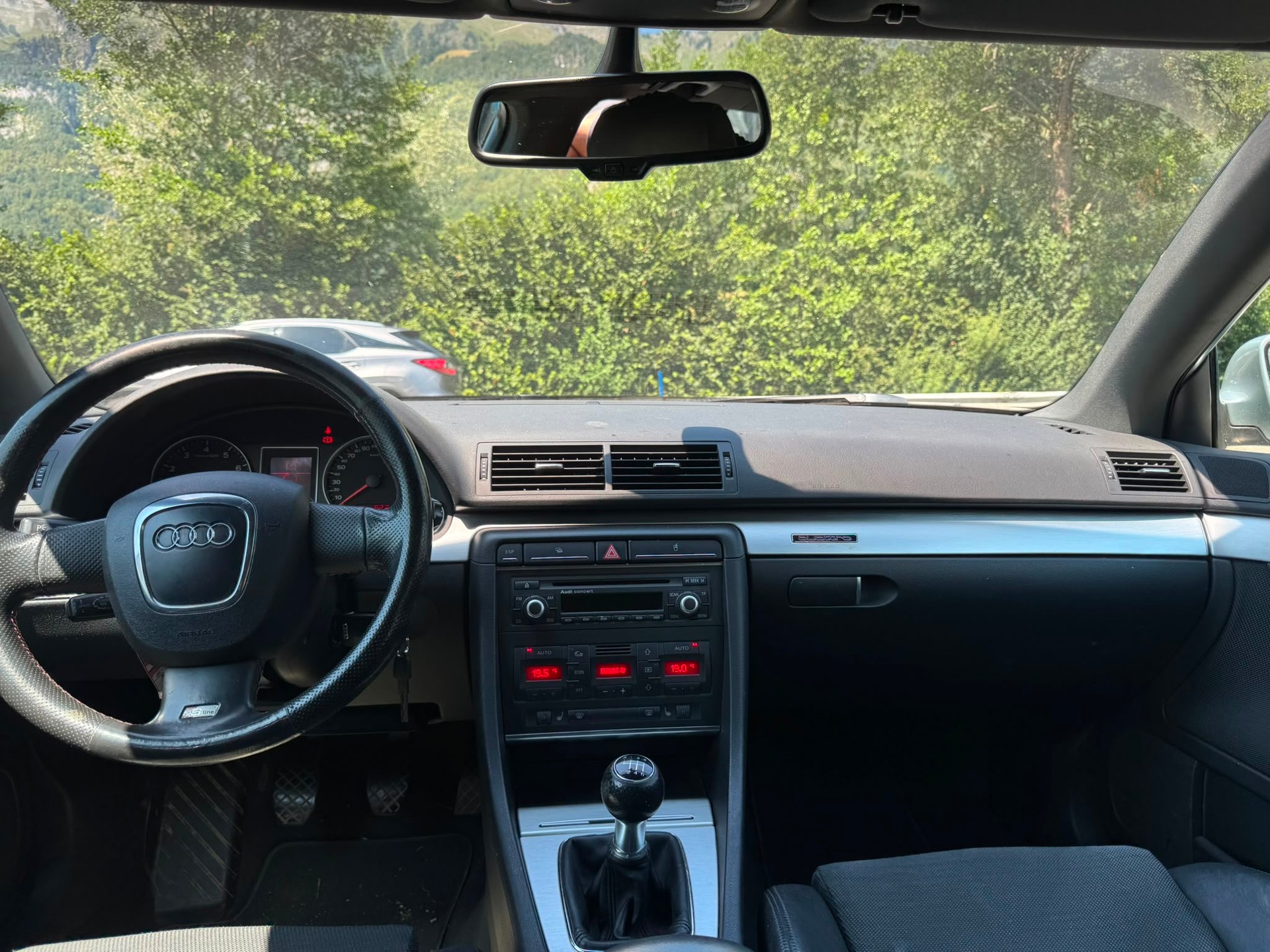 AUDI A4 Avant 2.0 Turbo FSI quattro S-LINE-image-12